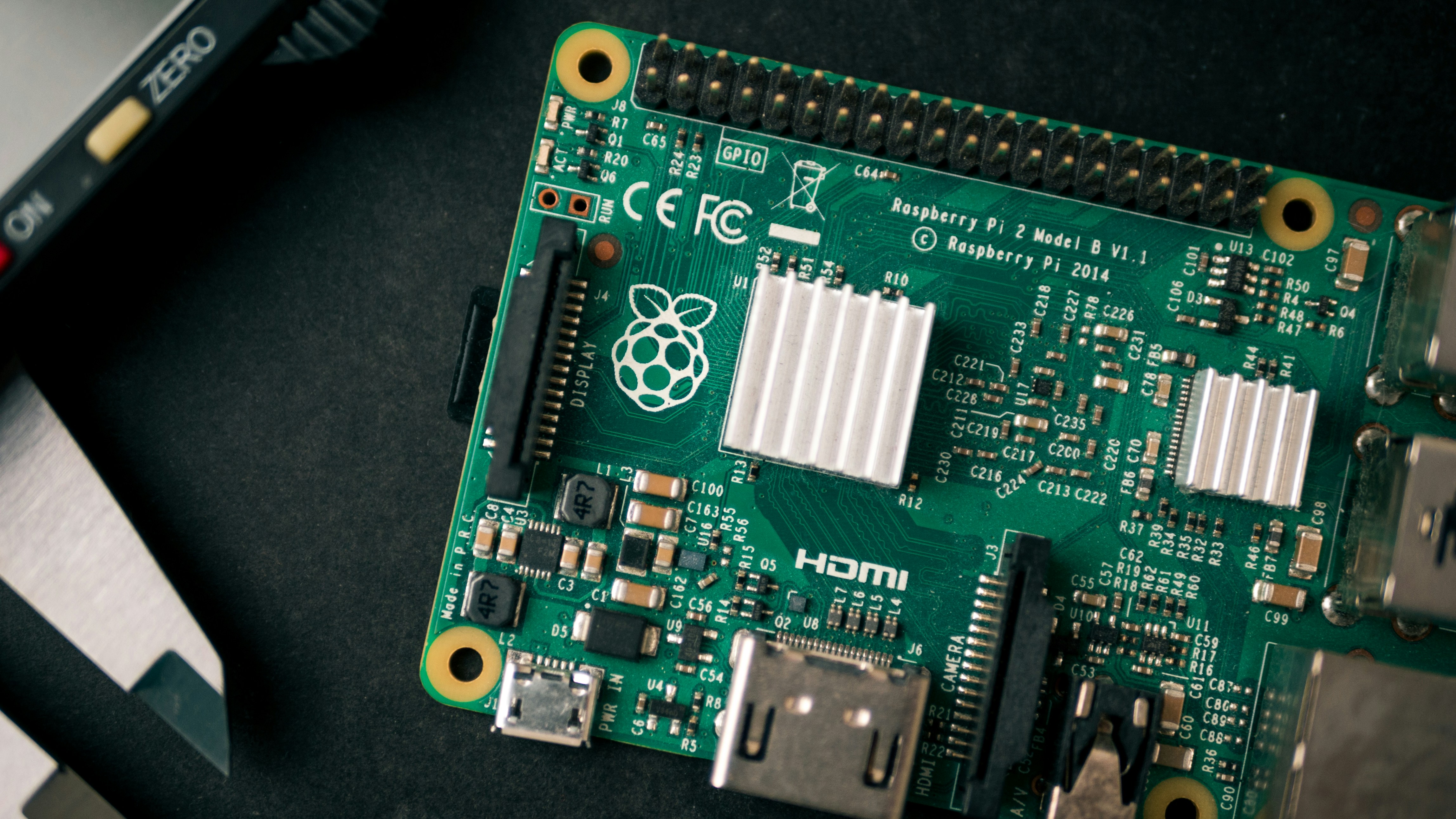 2 Herramientas de IA que Generan Dinero en una Raspberry Pi
