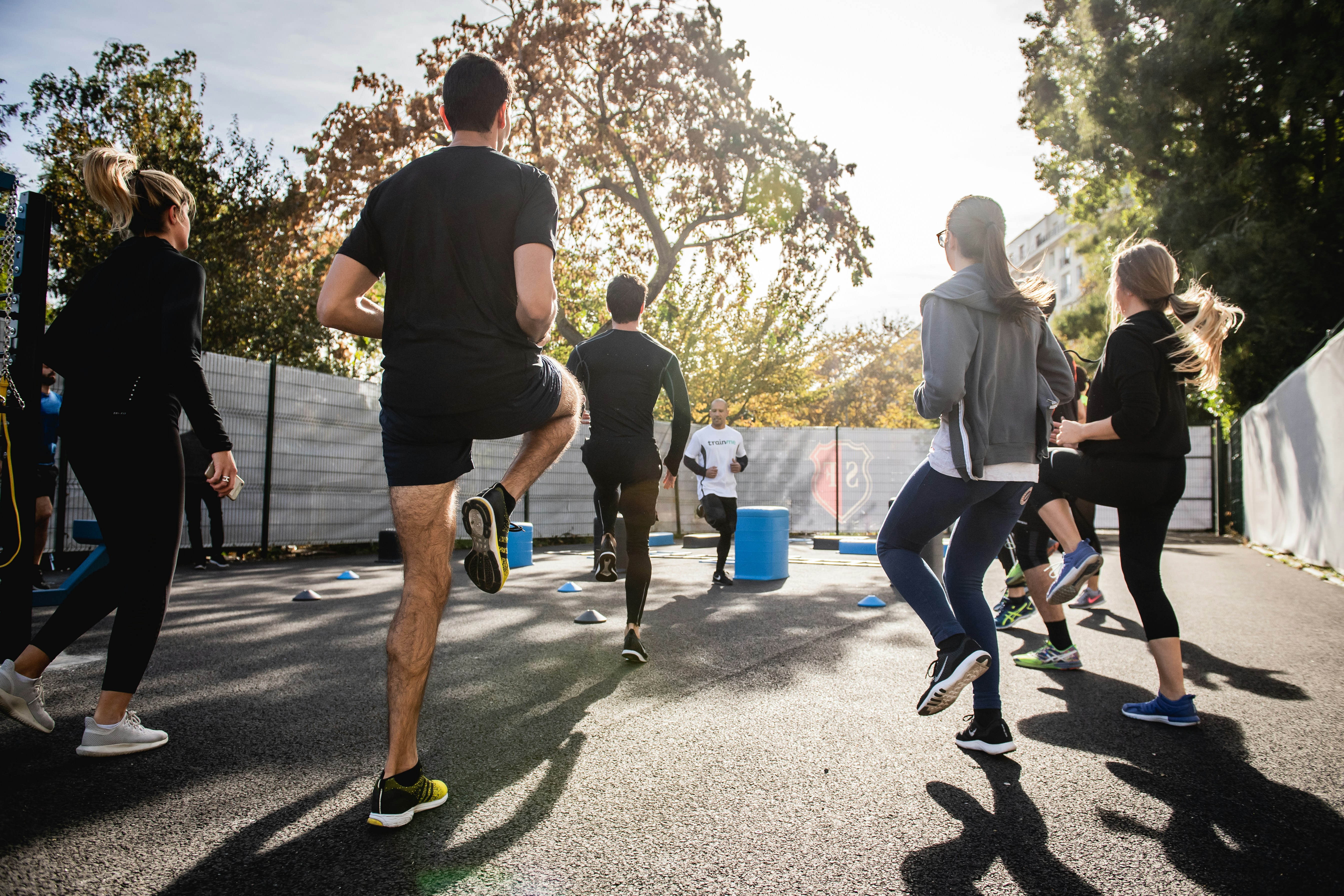 5 ejercicios divertidos de fitness para team building que mejoran colaboración