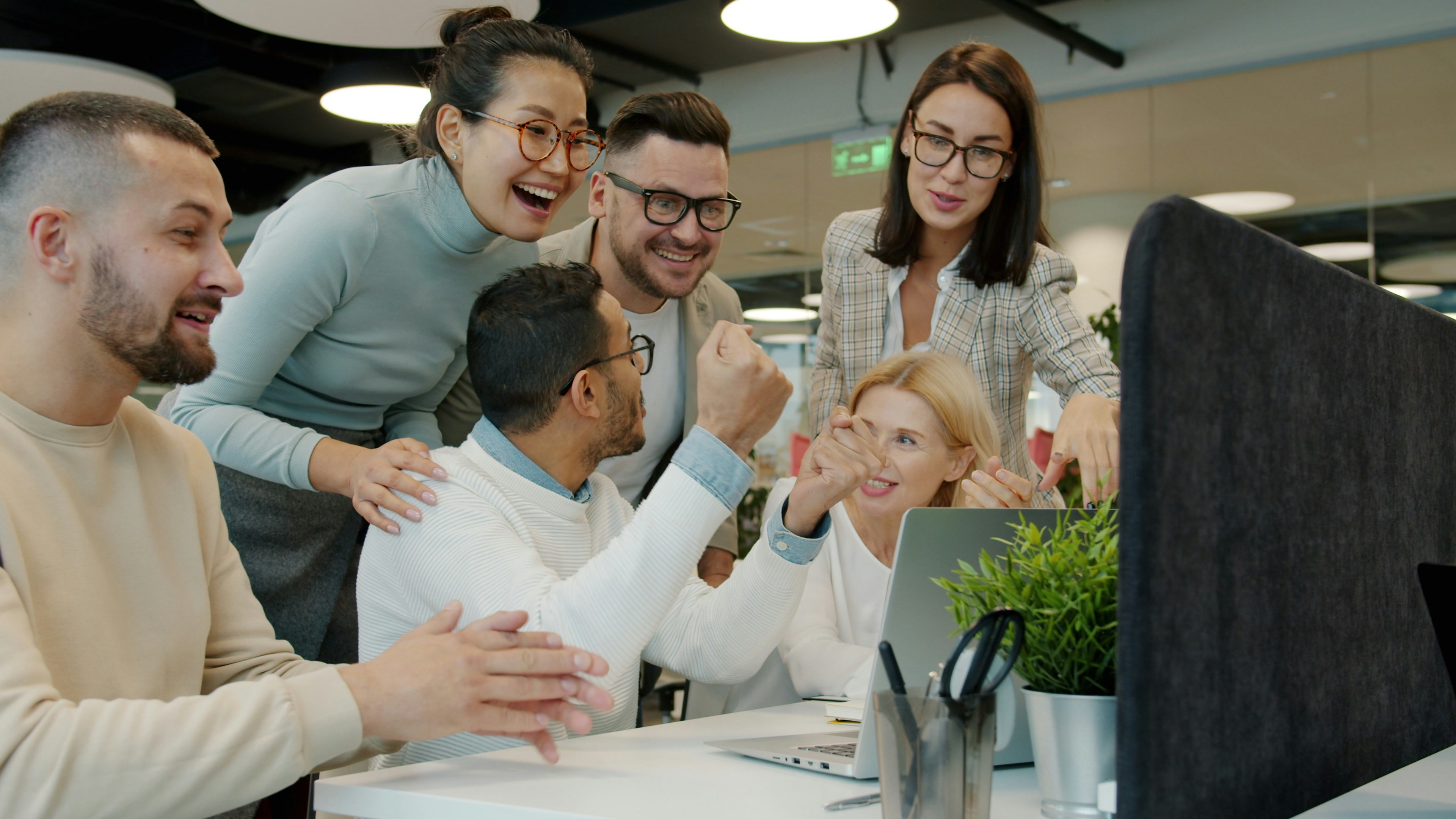 7 ejemplos esenciales de manuales del empleado para empresas