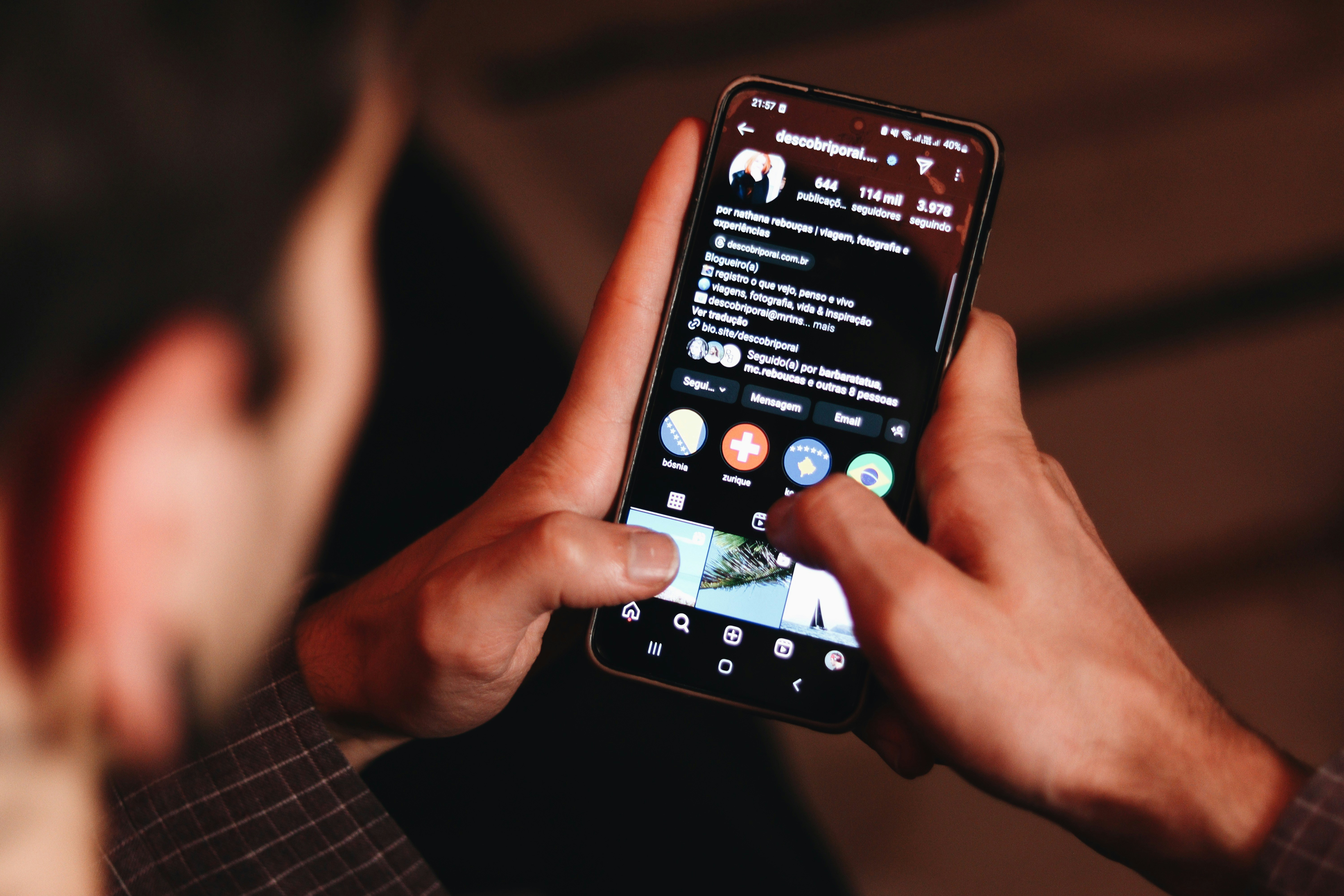 ¿Se puede acceder a un chatbot inteligente personalizado desde cualquier lugar?