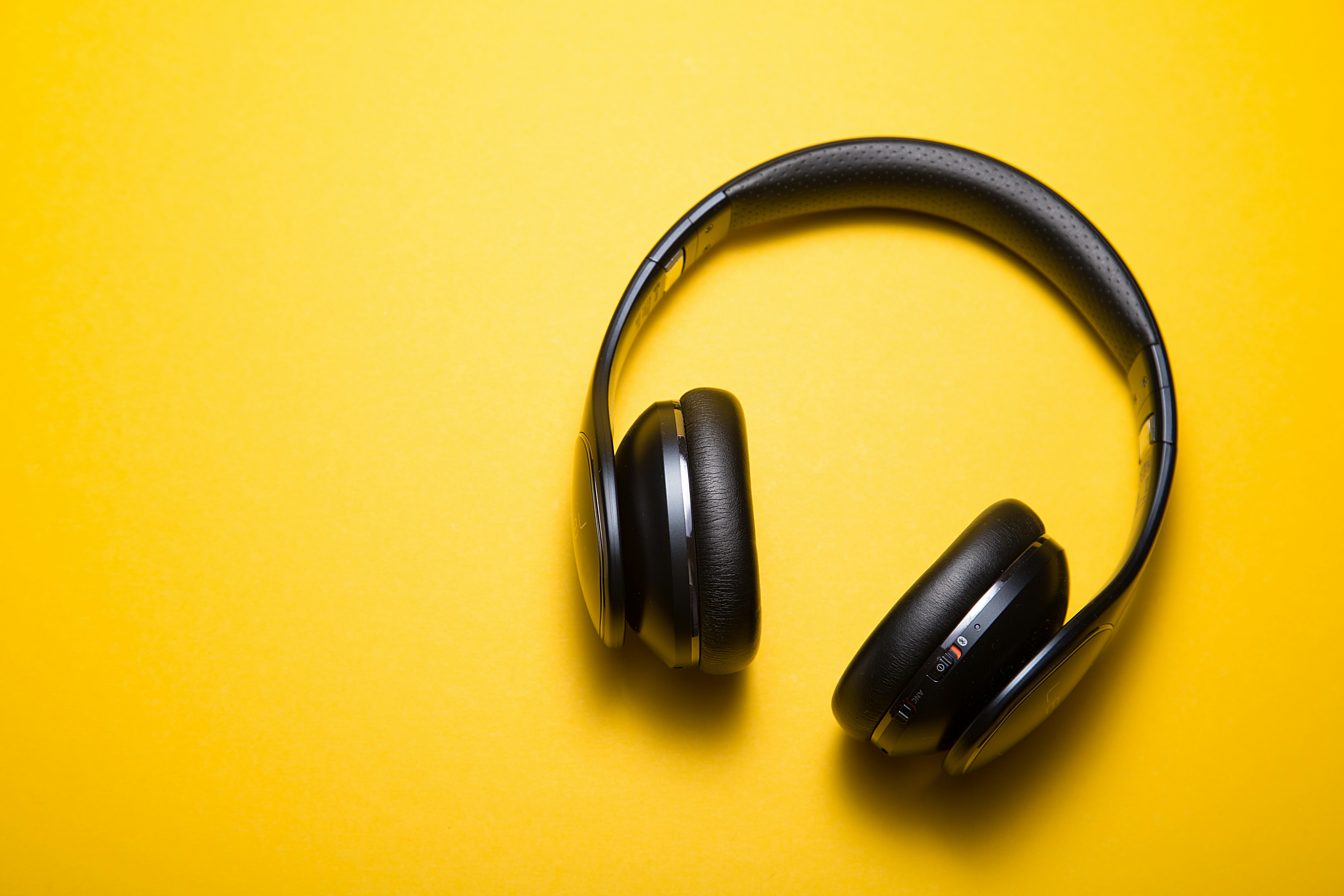 Acondicionamiento acústico por etapas para aprendizaje con pocos ejemplos en audio