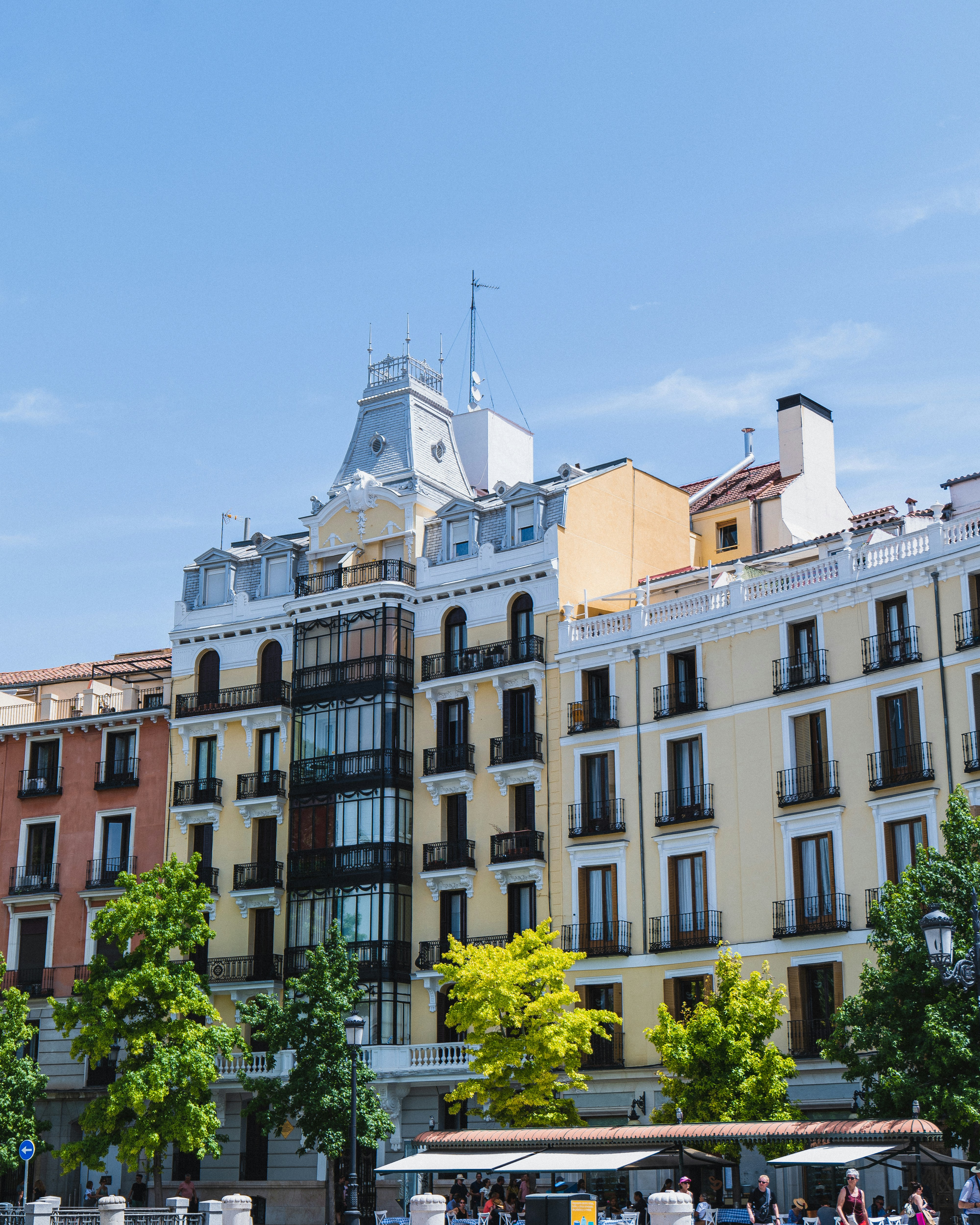 Profesionales migran CRM heredado a servicios web personalizados en Madrid