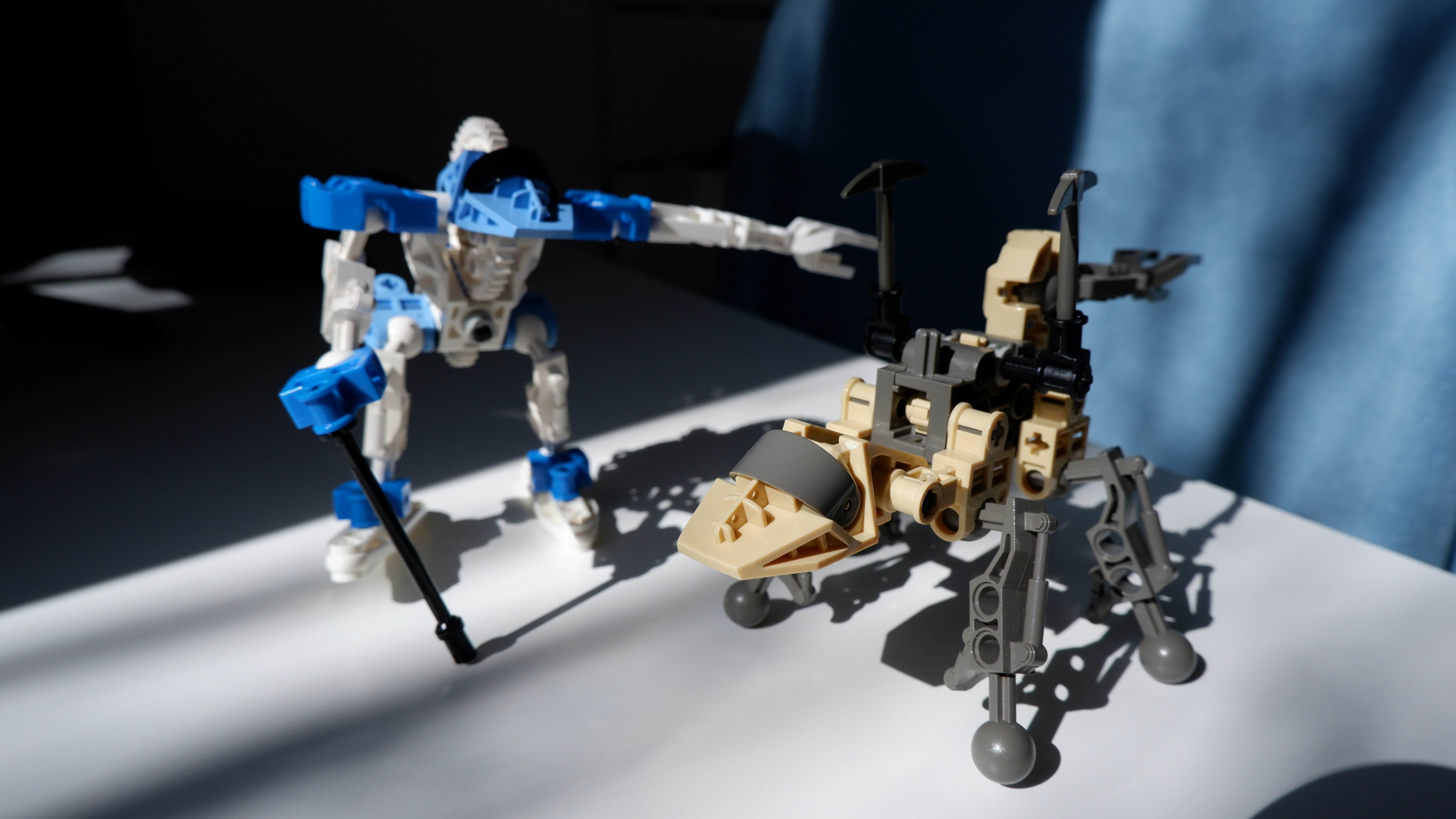 Control de morfología de piernas adaptable para locomoción consciente del terreno en robots cuadrúpedos