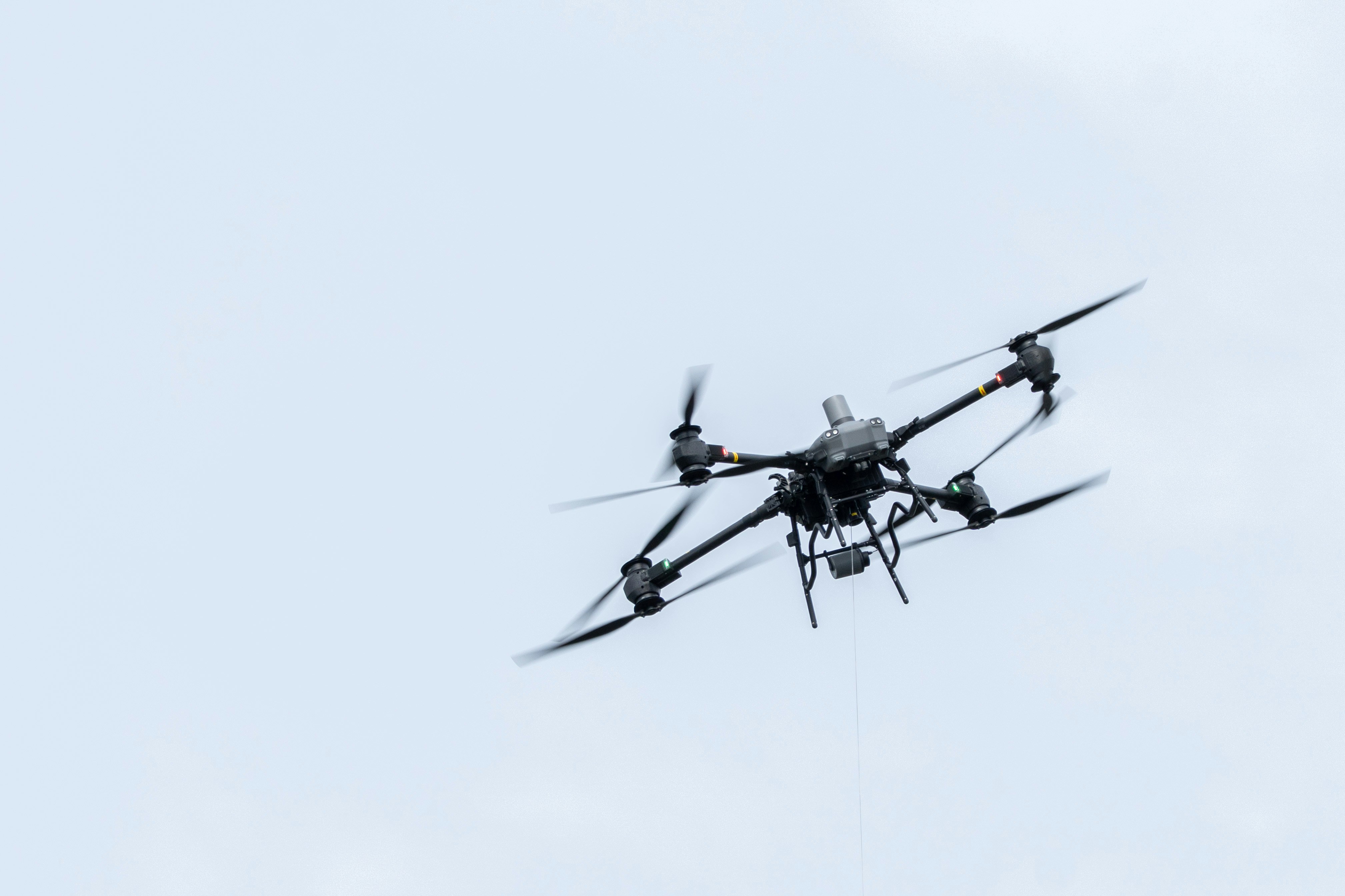 Detección de defectos en aisladores con autoencoder guiado por atención y UAV