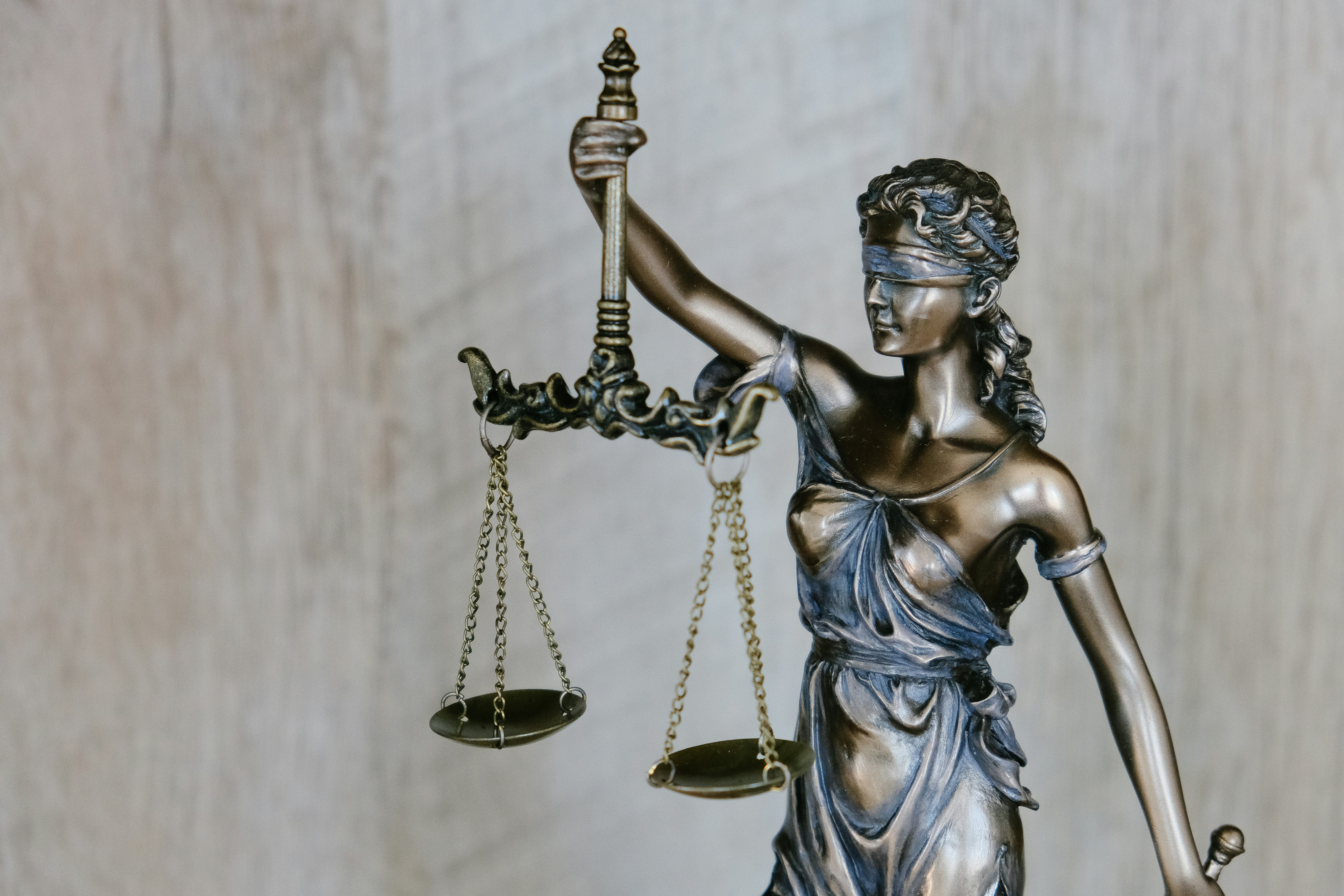 Cuando las reglas aprenden: un agente autoevolutivo para recuperación de casos legales