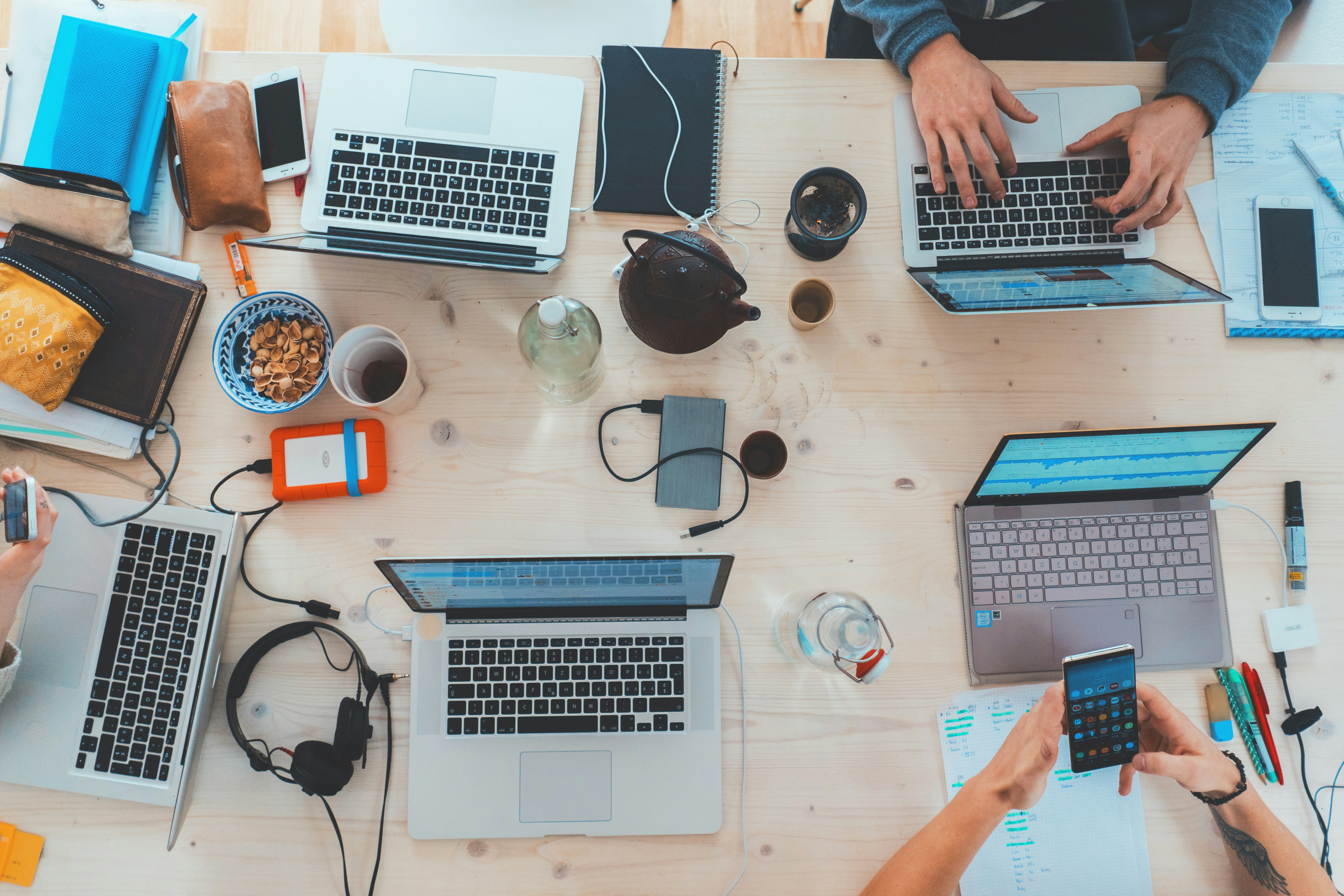 ¿Cómo impacta la contratación de un agente digital en la colaboración del equipo?