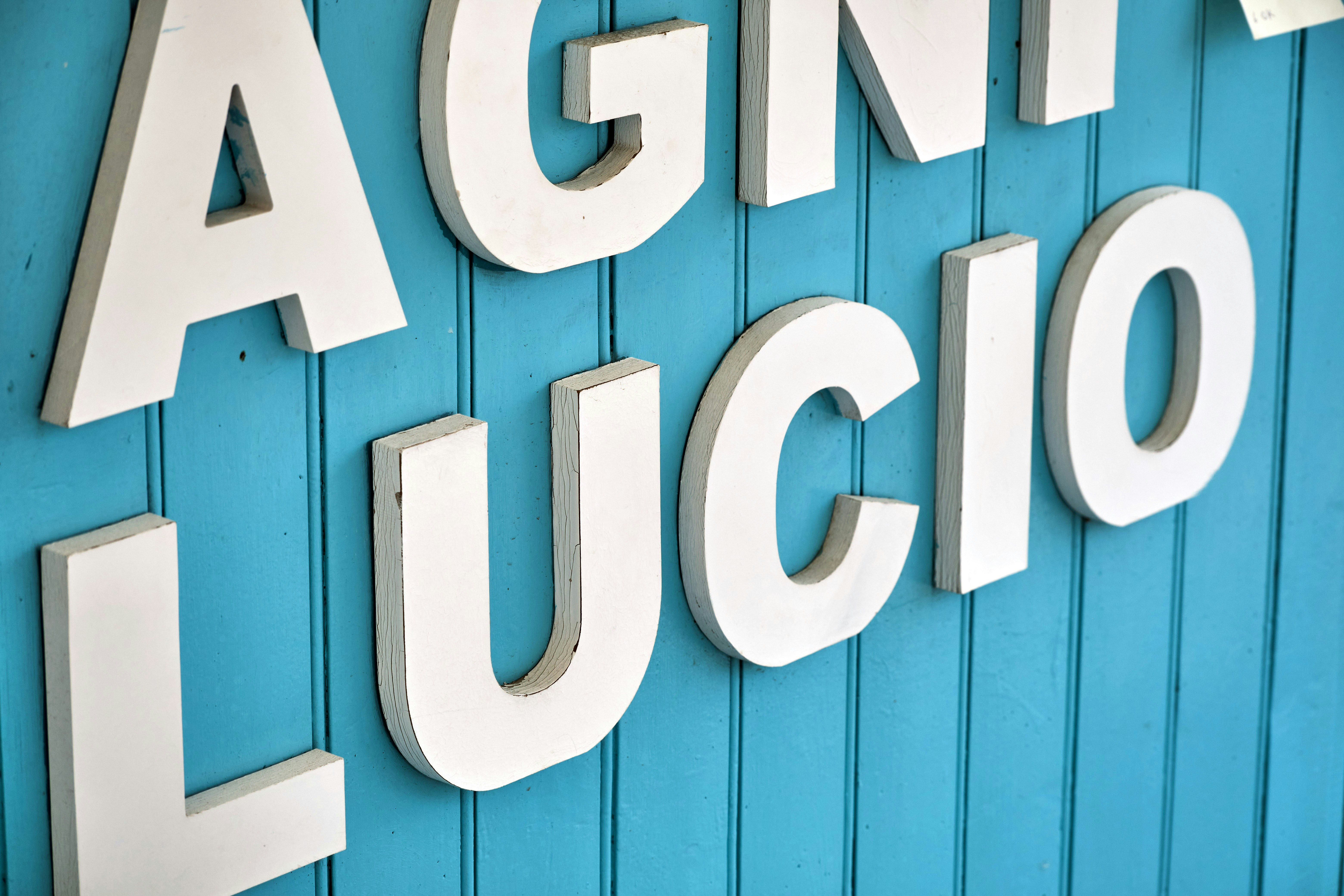 AgentProg: Potenciando Agentes GUI de Largo Horizonte con Gestión de Contexto Guiada por Programas