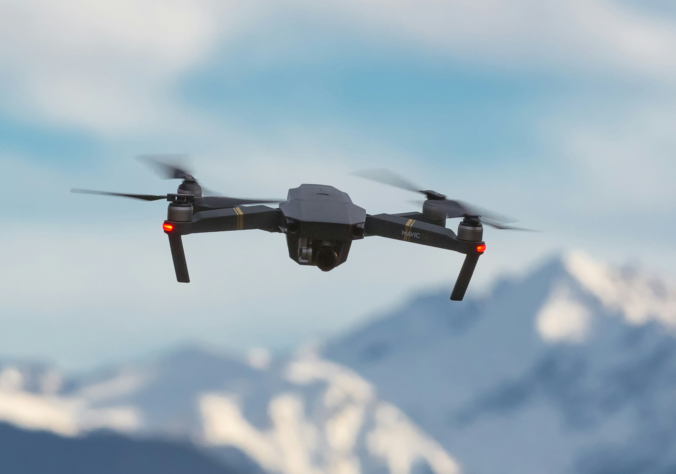 AirDreamer: Navegación de drones con modelos del mundo