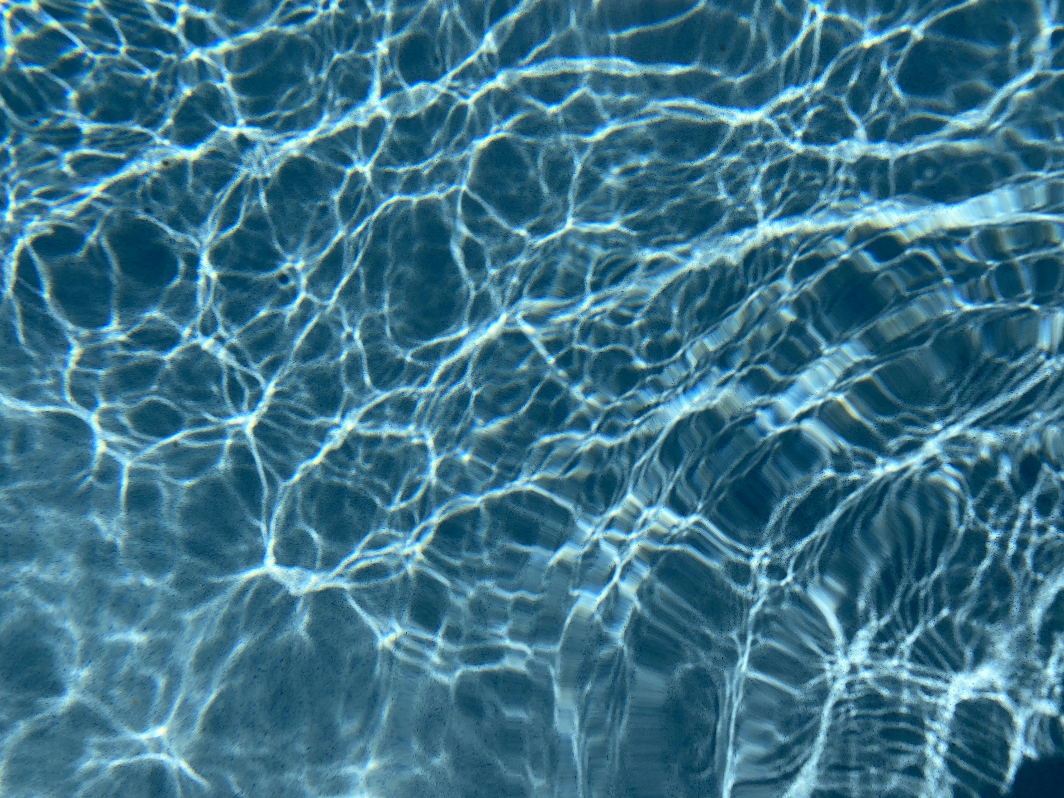 Provista de liquidez óptima en piscinas AMM concentradas bajo comisiones estocásticas