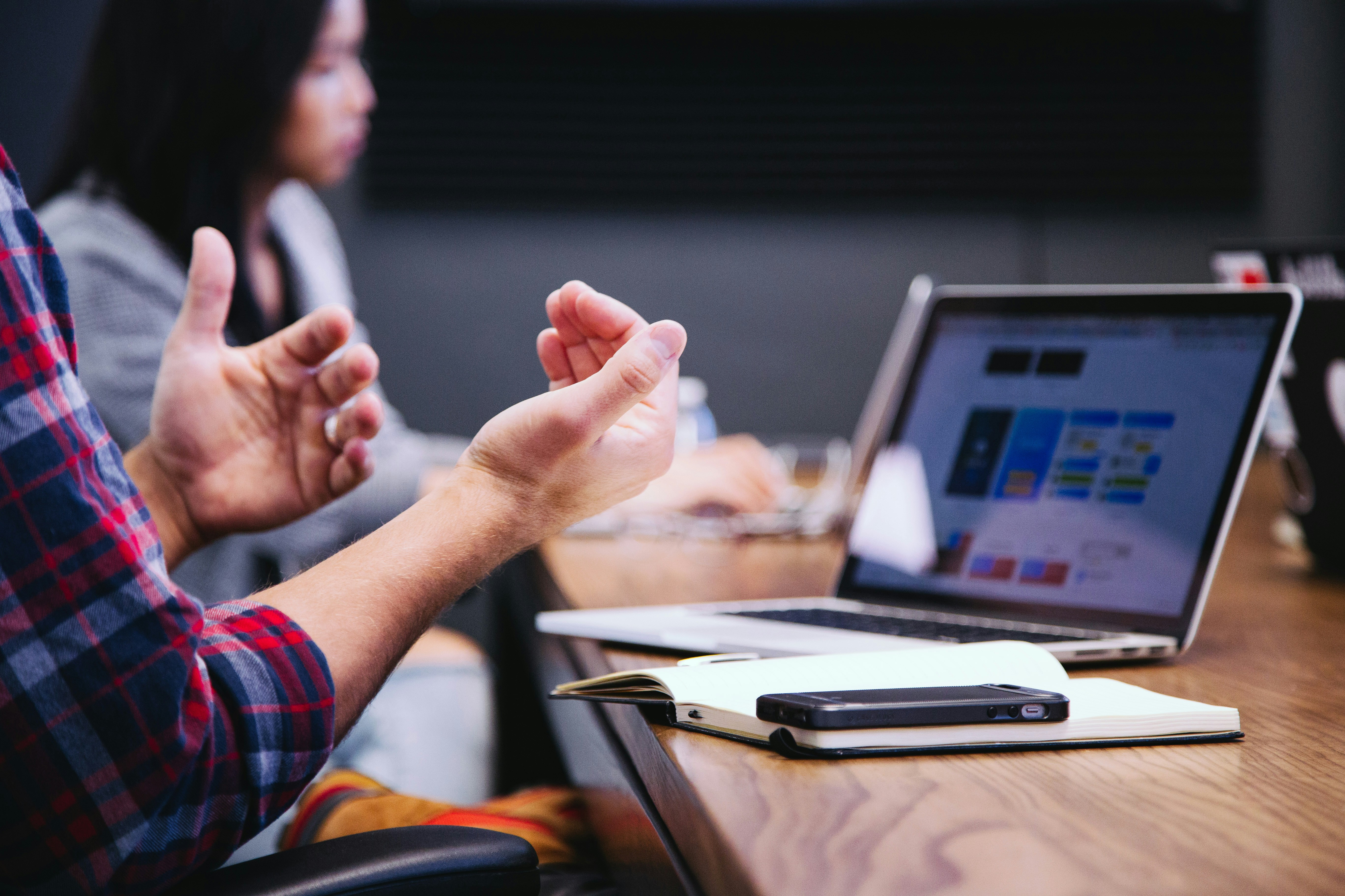 ¿Cómo se alinea el software personalizado para cumplimiento normativo con los objetivos de transformación digital?