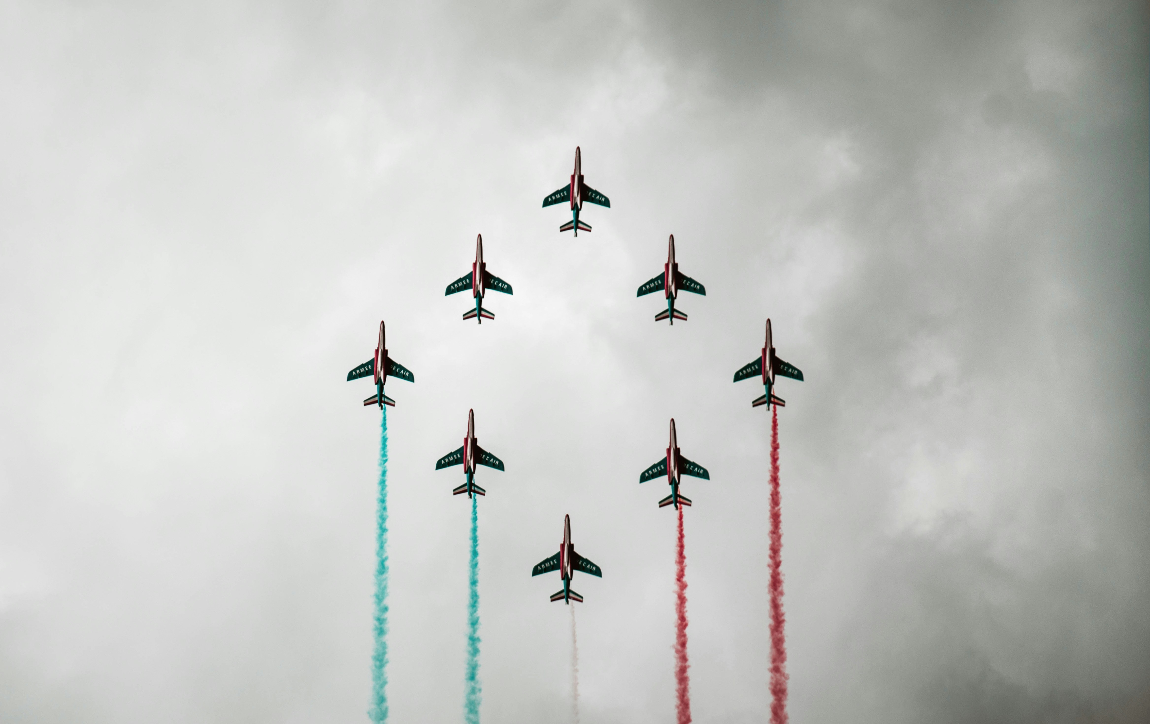 AlphaJet: Síntesis Automatizada de Aeronaves Conceptuales mediante Priores Generativos Desenredados y Búsqueda Evolutiva con Preservación de Topología