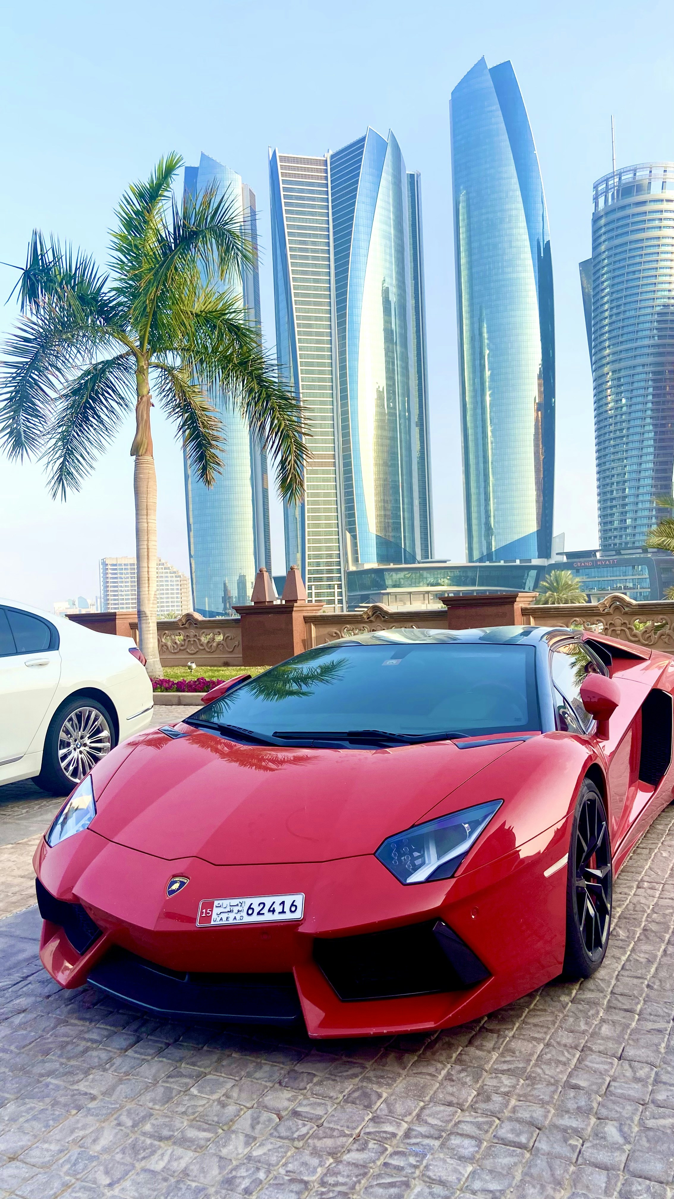 ¿Pueden los visitantes extranjeros alquilar un coche en Dubai con su licencia de conducir de su país de origen?