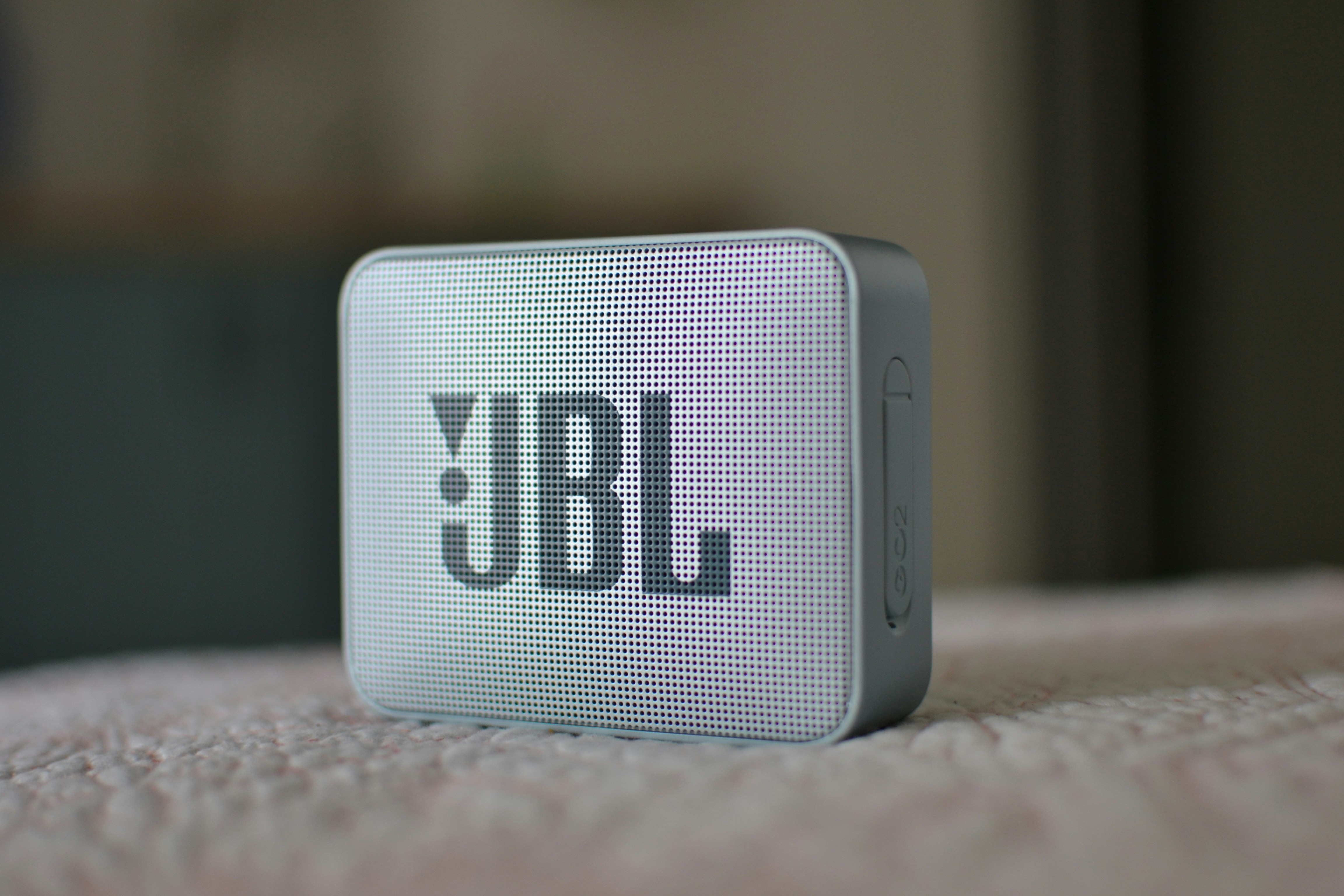Este altavoz portátil JBL Grip con Bluetooth es tan bueno al 20% de descuento