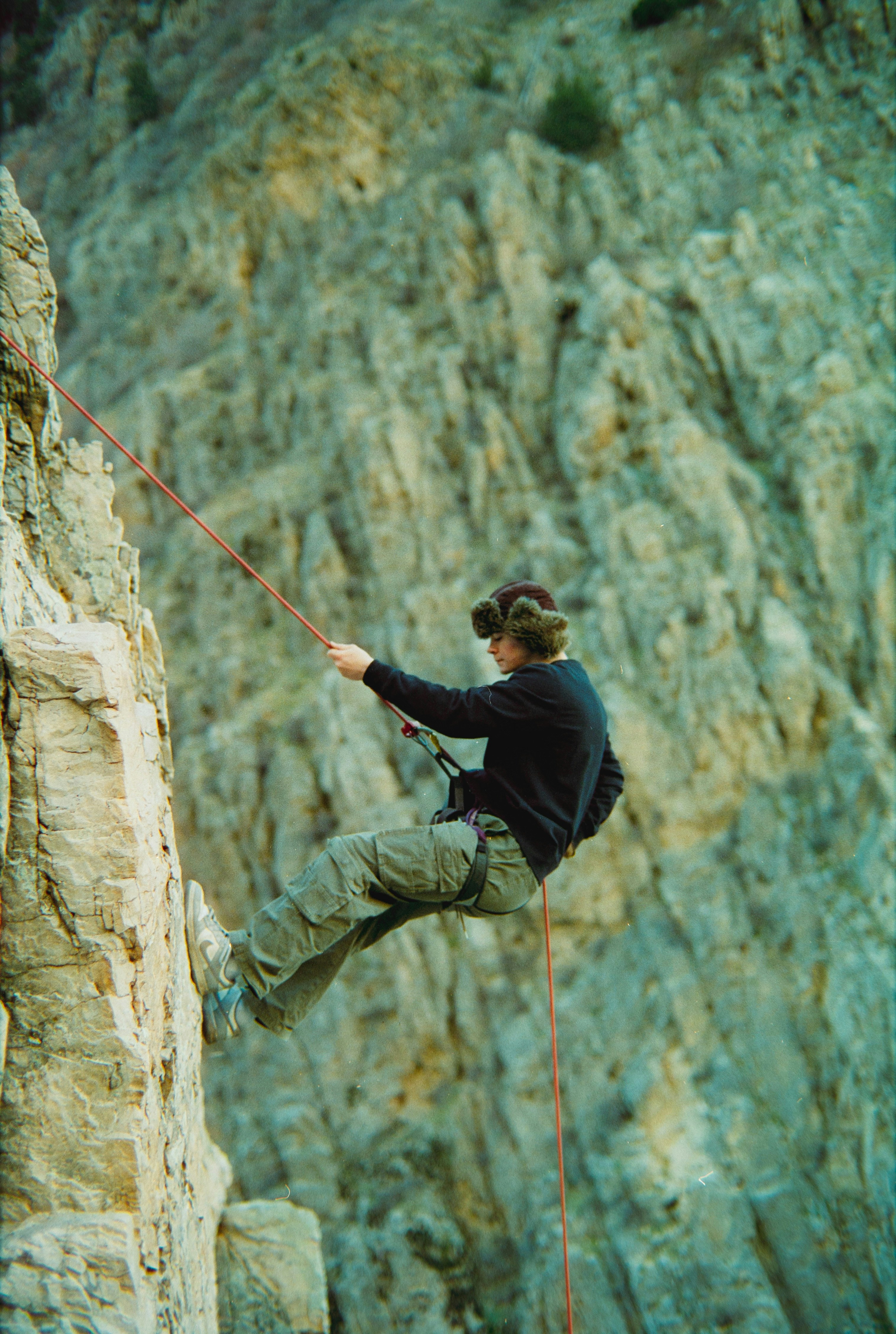 ¿Vale la pena la escalada? Una caracterización teórico-decisional de las cascadas de LLM