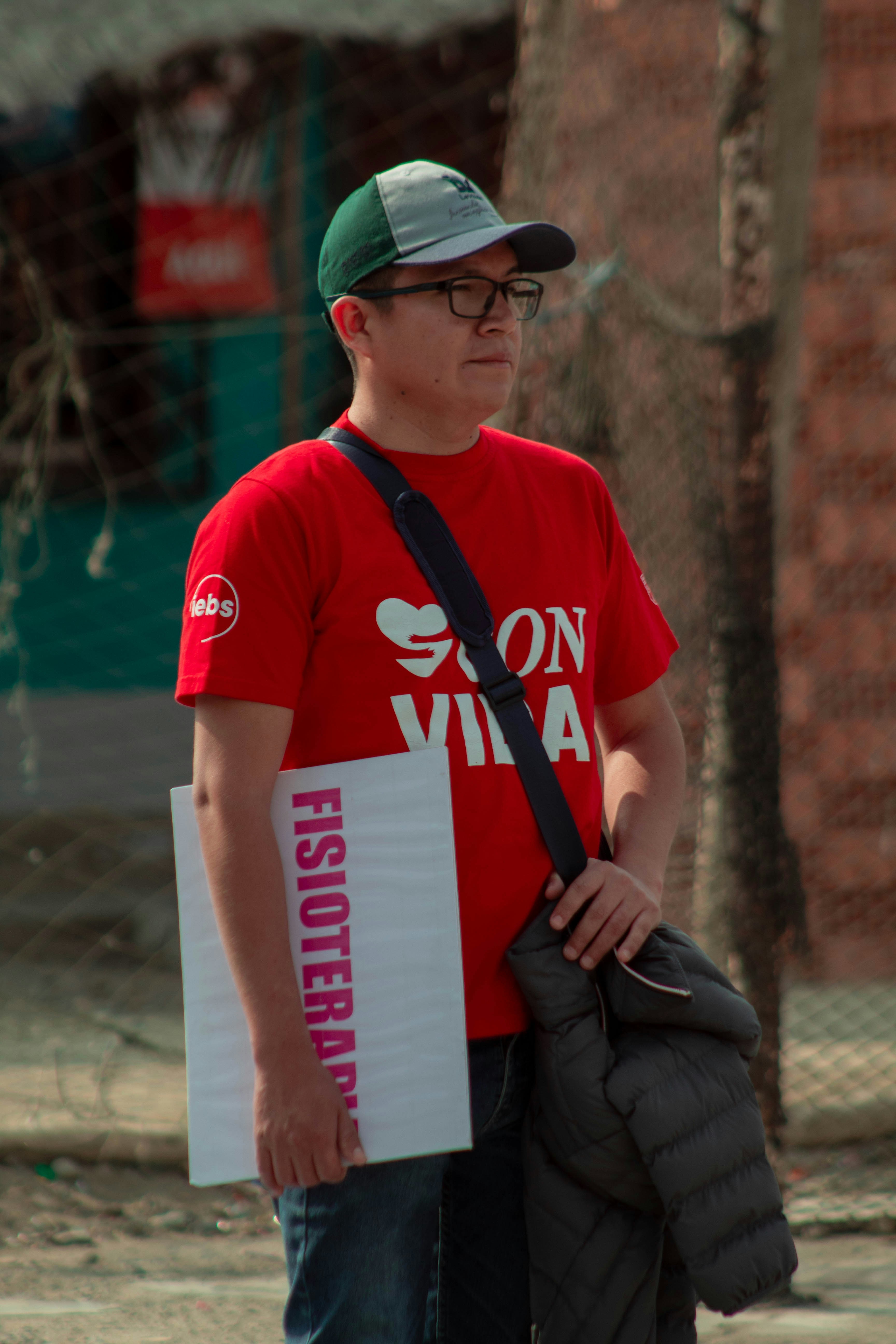 Cuando los VLM ''corrigen'' a los estudiantes: Identificación y penalización de la sobrecorrección en la evaluación del OCR de matemáticas escritas a mano en múltiples líneas