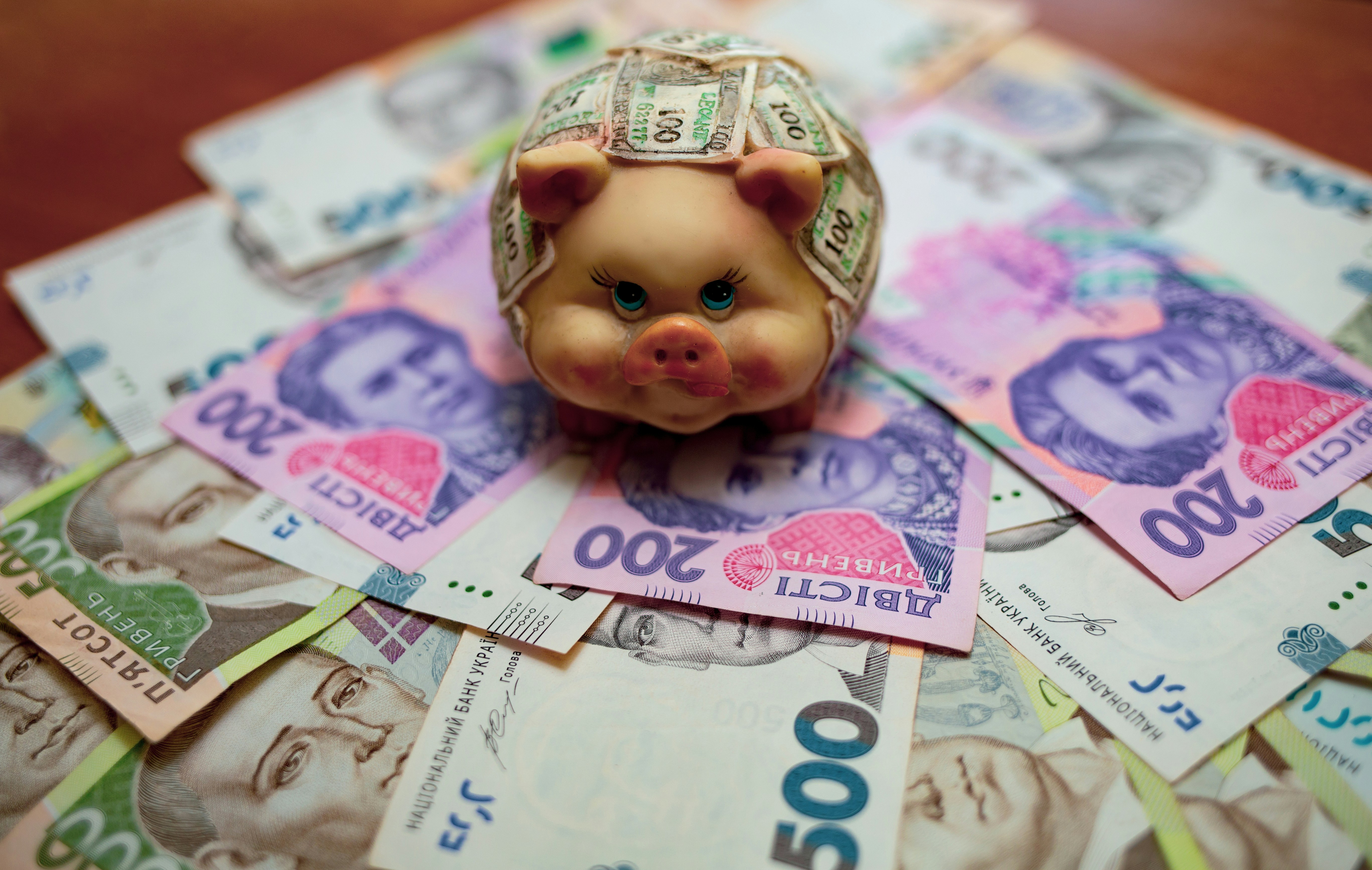 RealFin: ¿Qué tan bien razonan los LLM sobre finanzas cuando los usuarios dejan cosas sin decir?