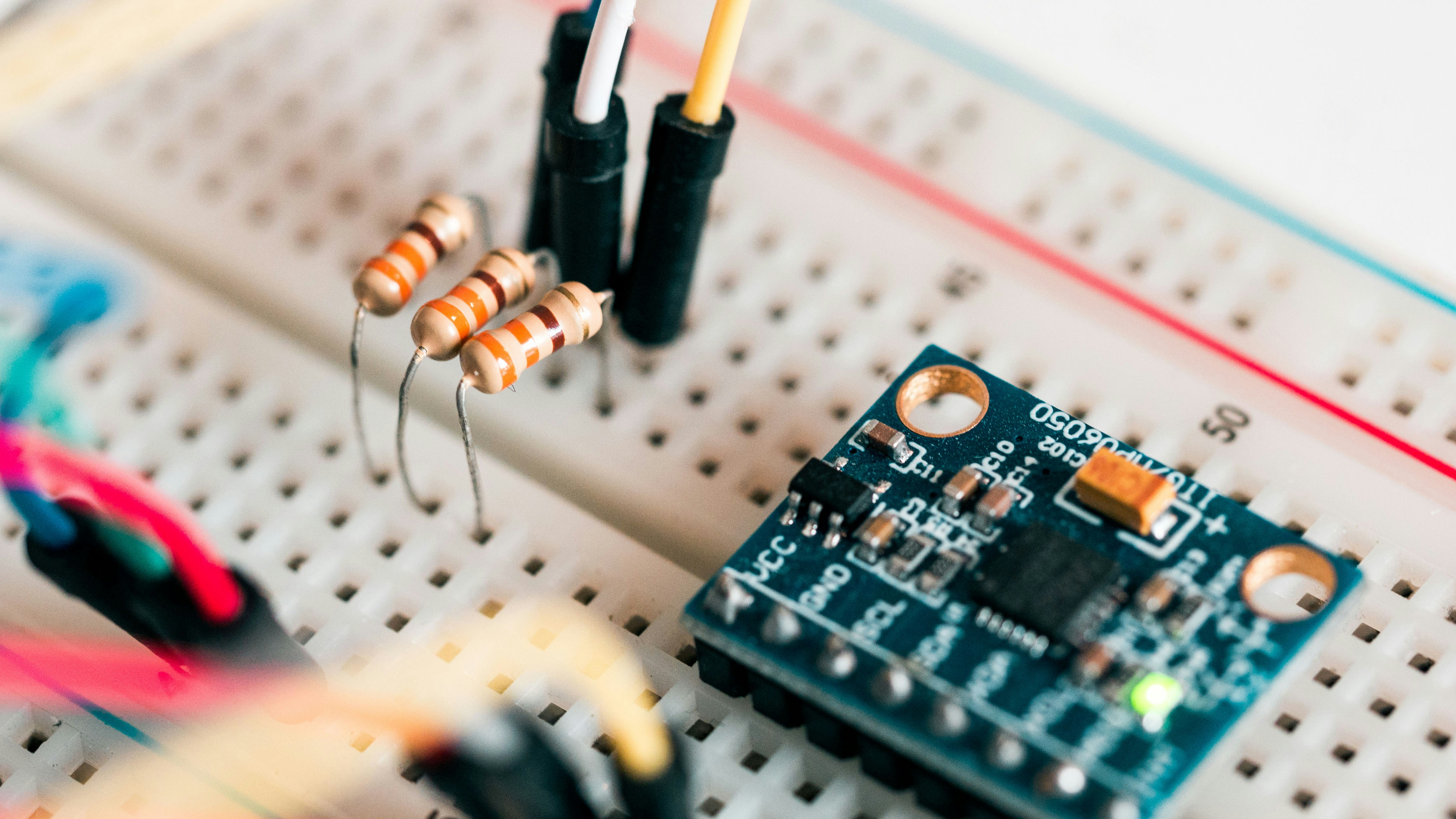 AnalogFed: Descubrimiento privado de circuitos analógicos con IA federada