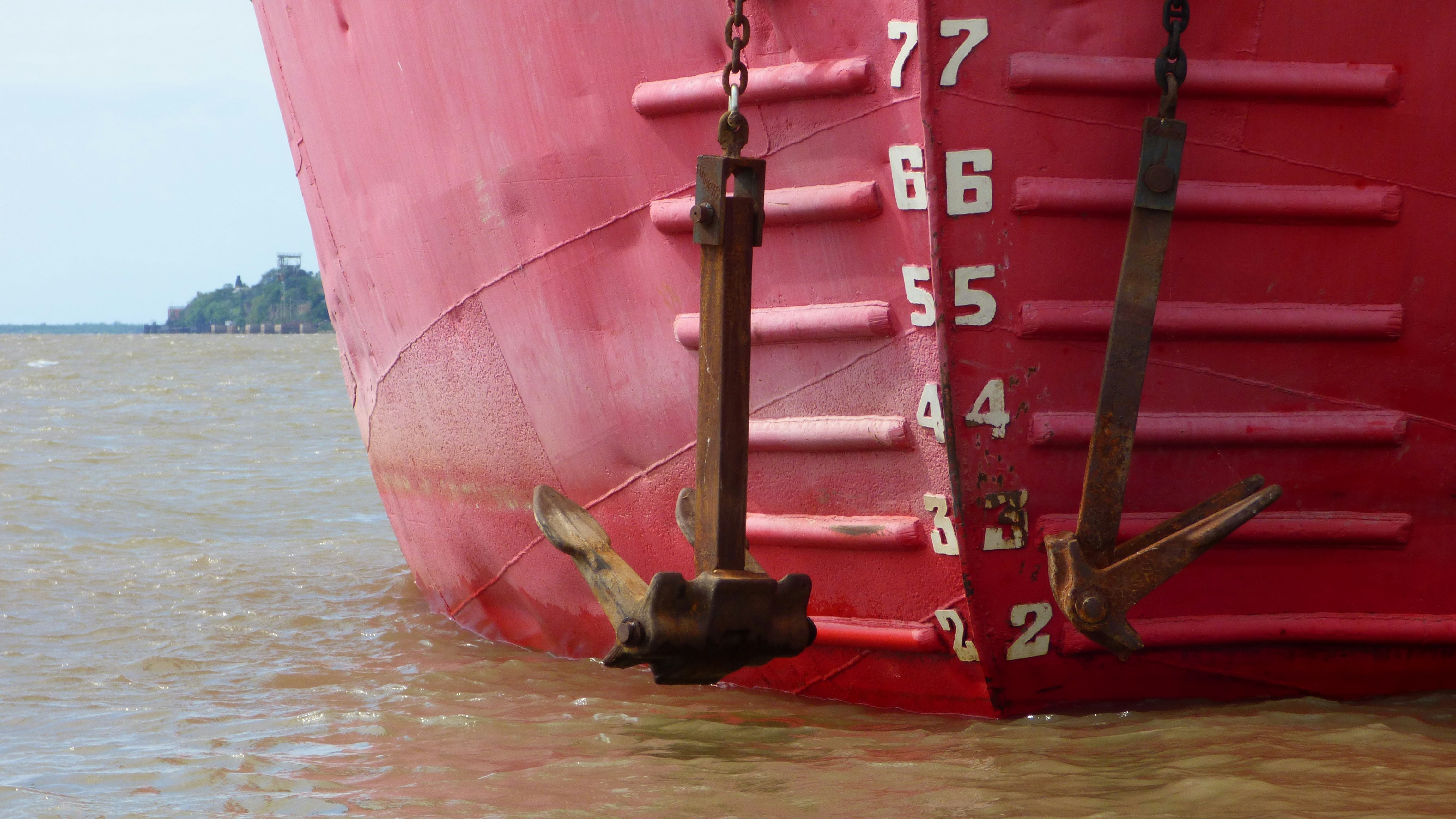 Concesión de anclaje y reanudación bajo precios dinámicos para negociaciones de carga aumentadas por LLM