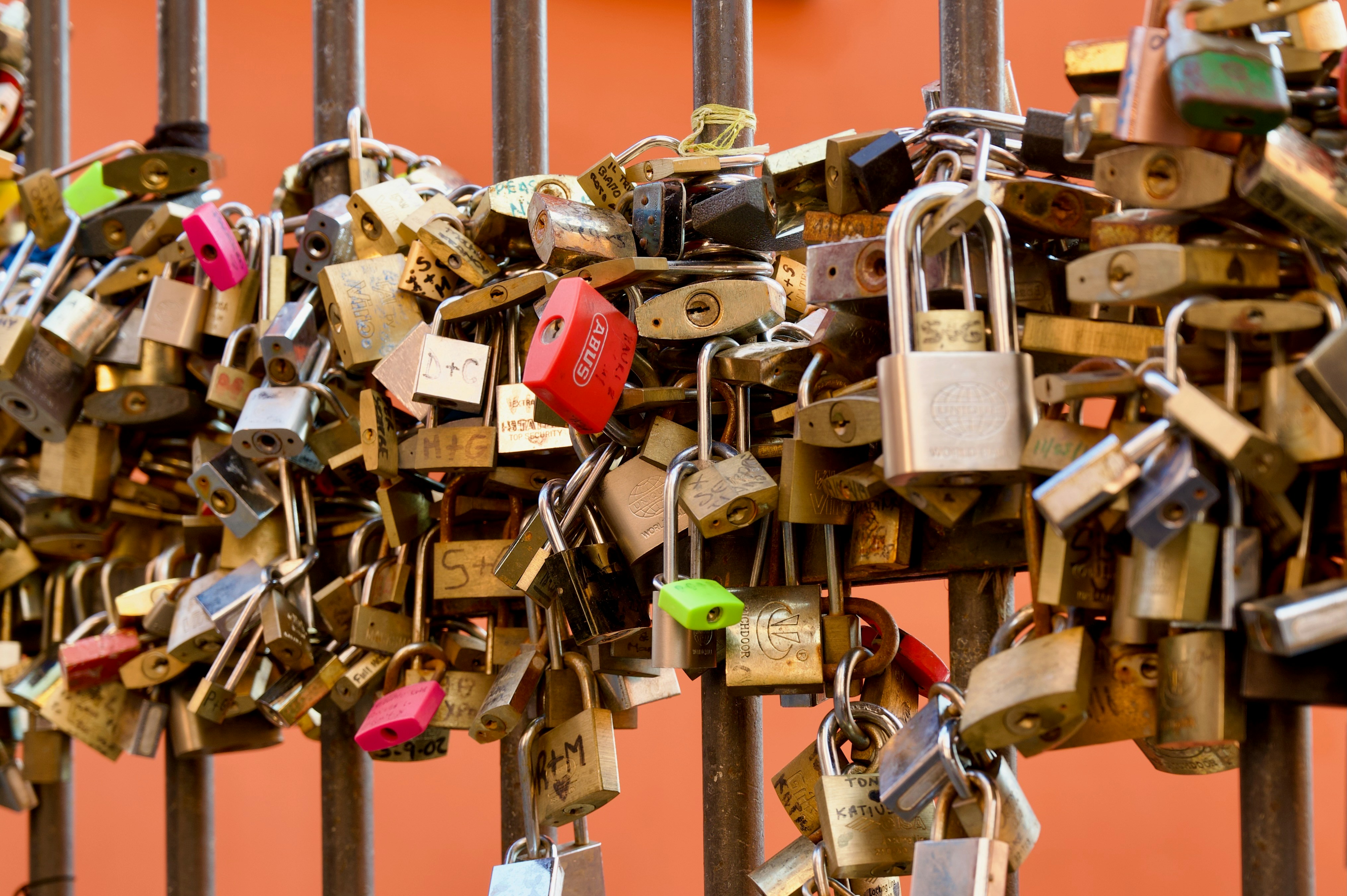 ¿Por qué son esenciales las aplicaciones de gestión personalizadas seguras para tu empresa?