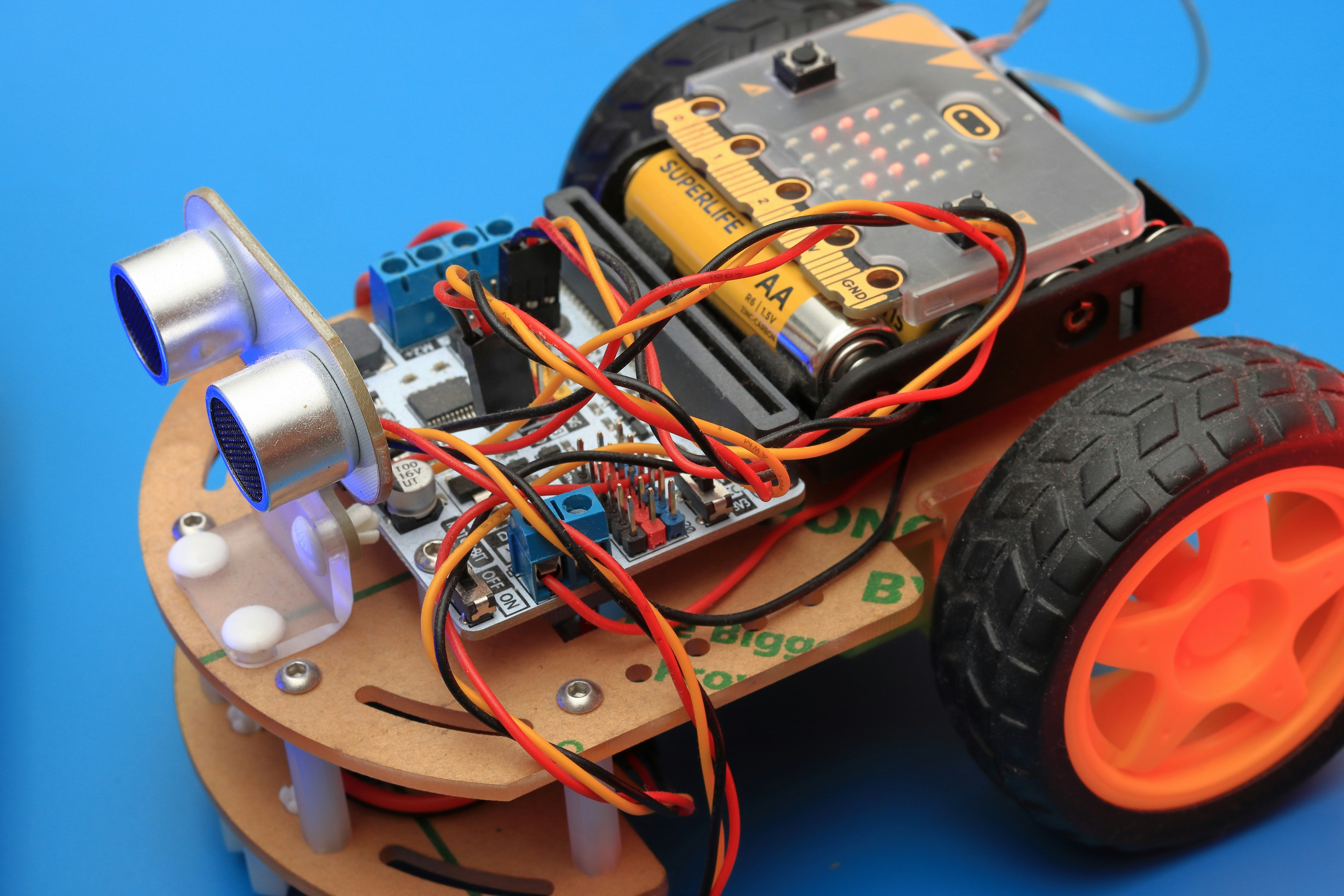 Este robot bípedo de bricolaje usó "músculos de aire" neumáticos en lugar de motores.
