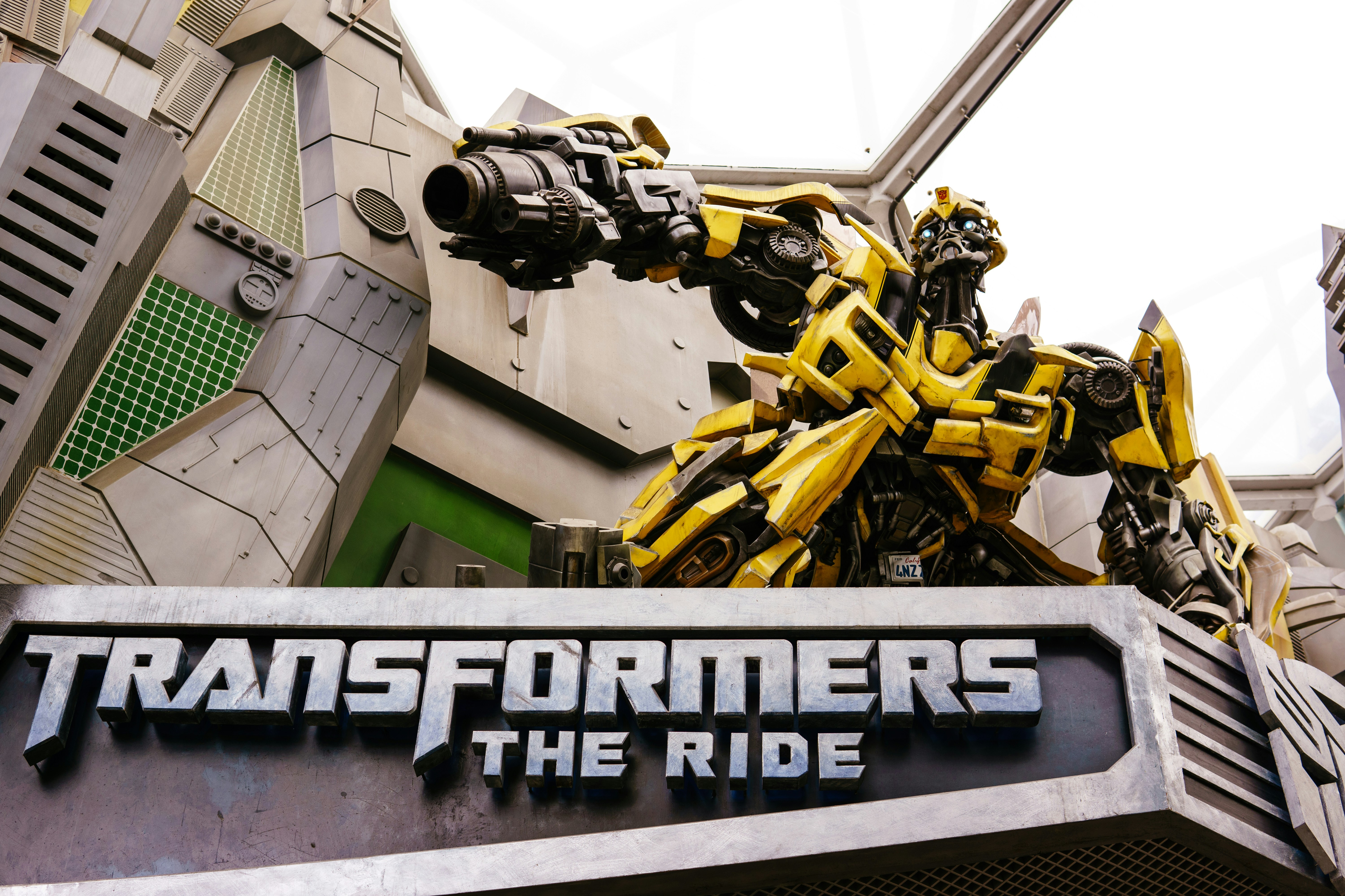 Domando tokens atípicos en Transformers de difusión