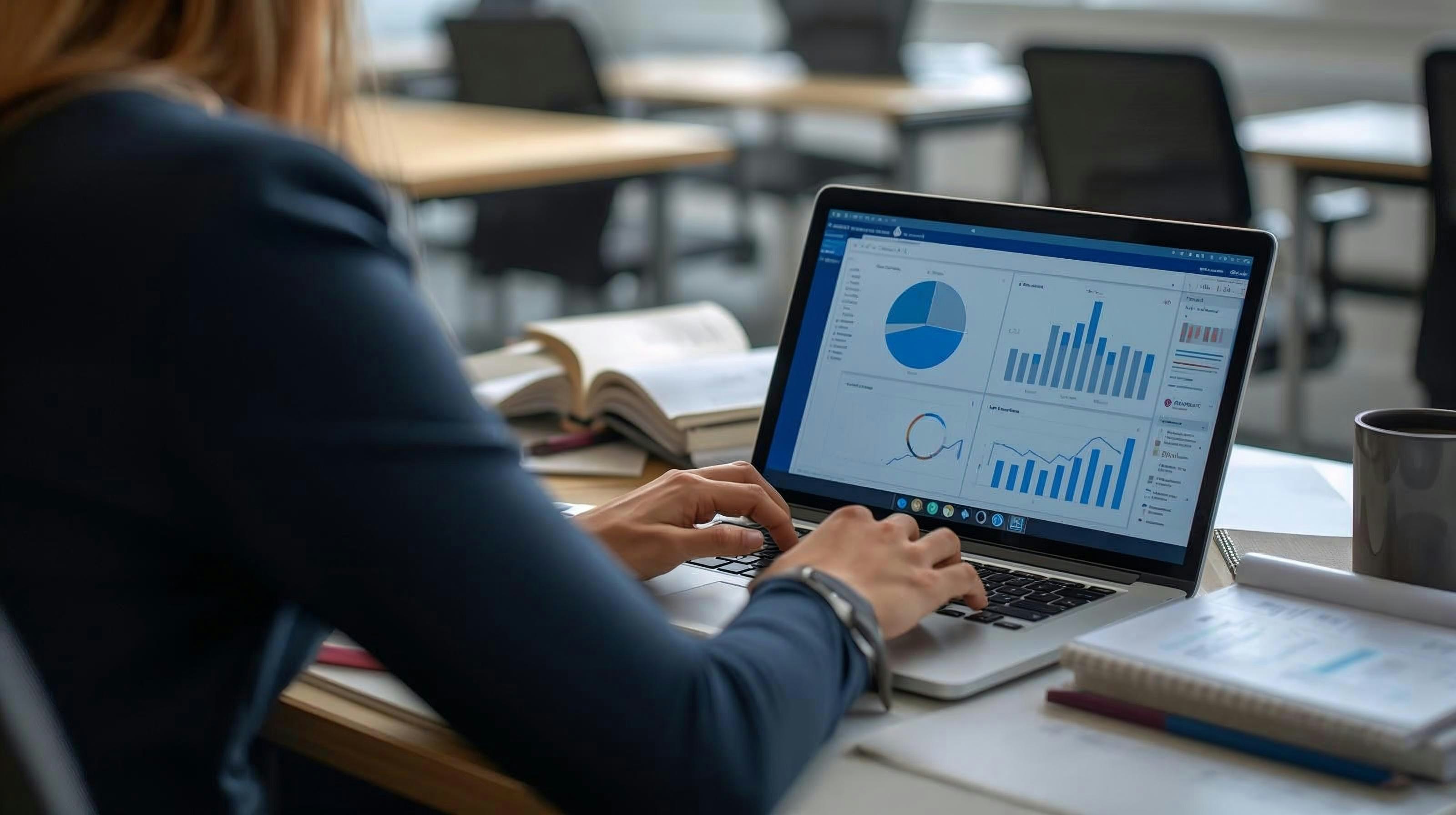 ¿Cómo utiliza un empleado agente los datos para mejorar los resultados?