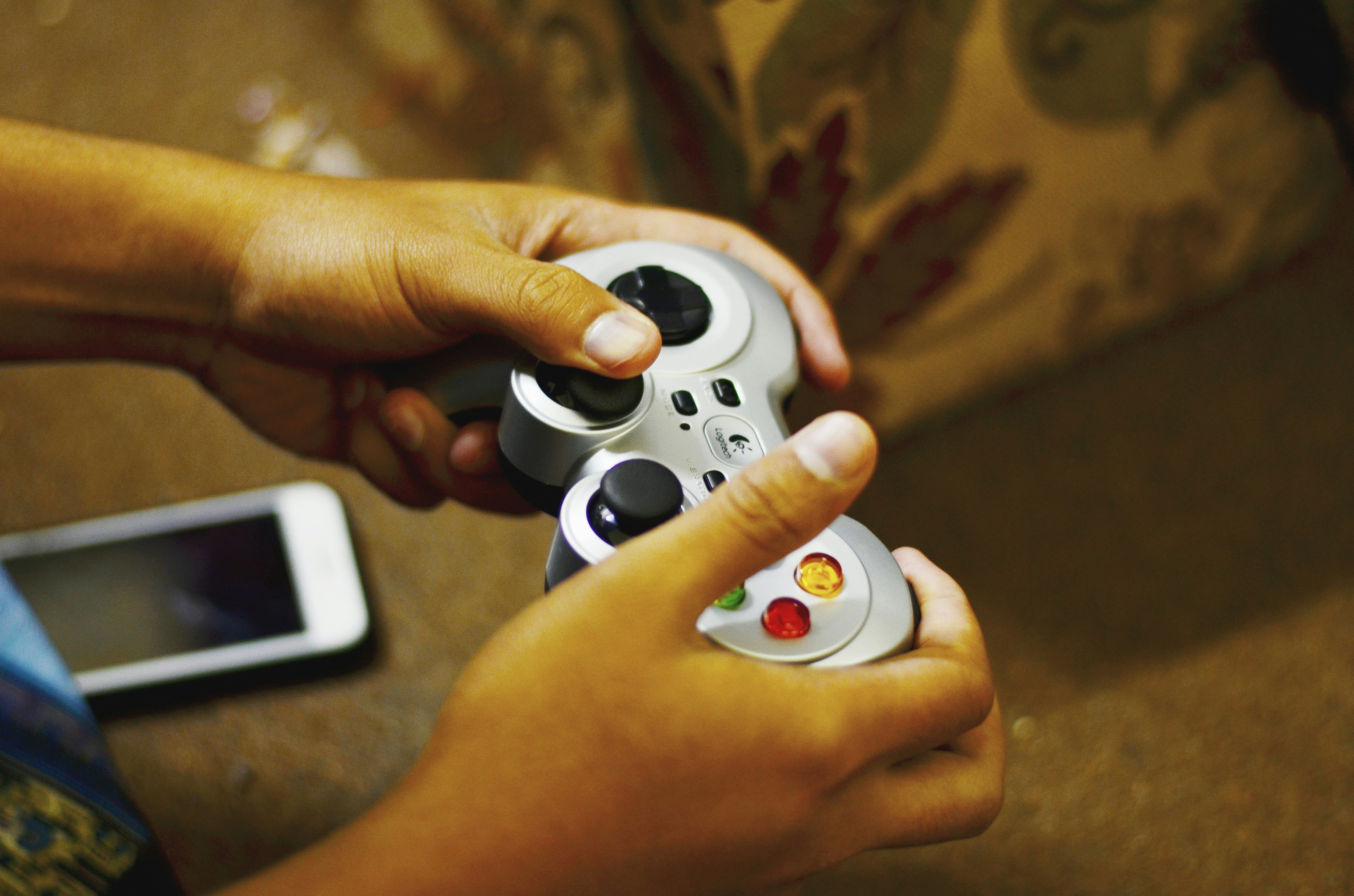 Juegos para el control de la IA: Modelos de evaluaciones de seguridad de los protocolos de despliegue de la IA