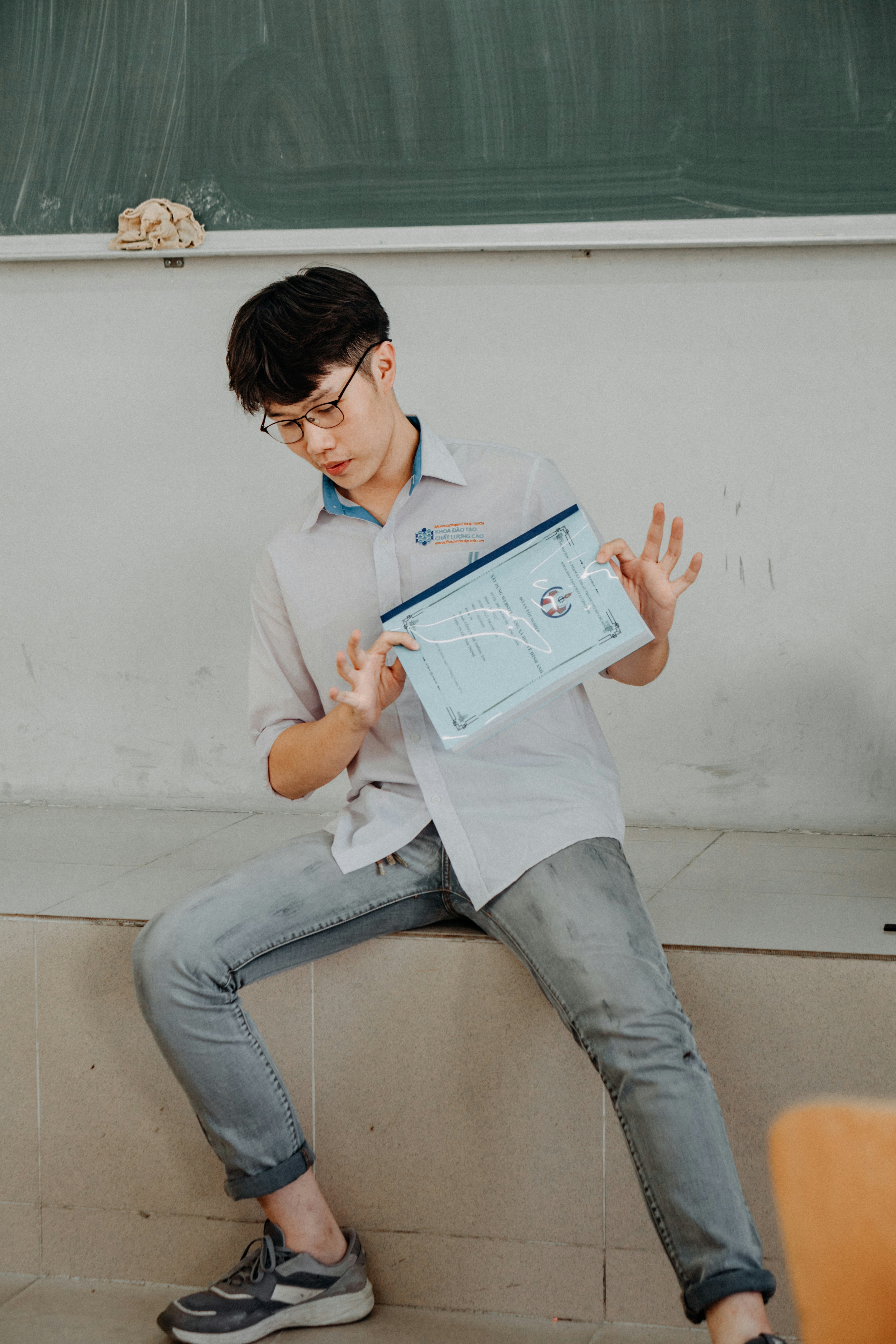 Aprendizaje independiente en estadística con LLM guiados