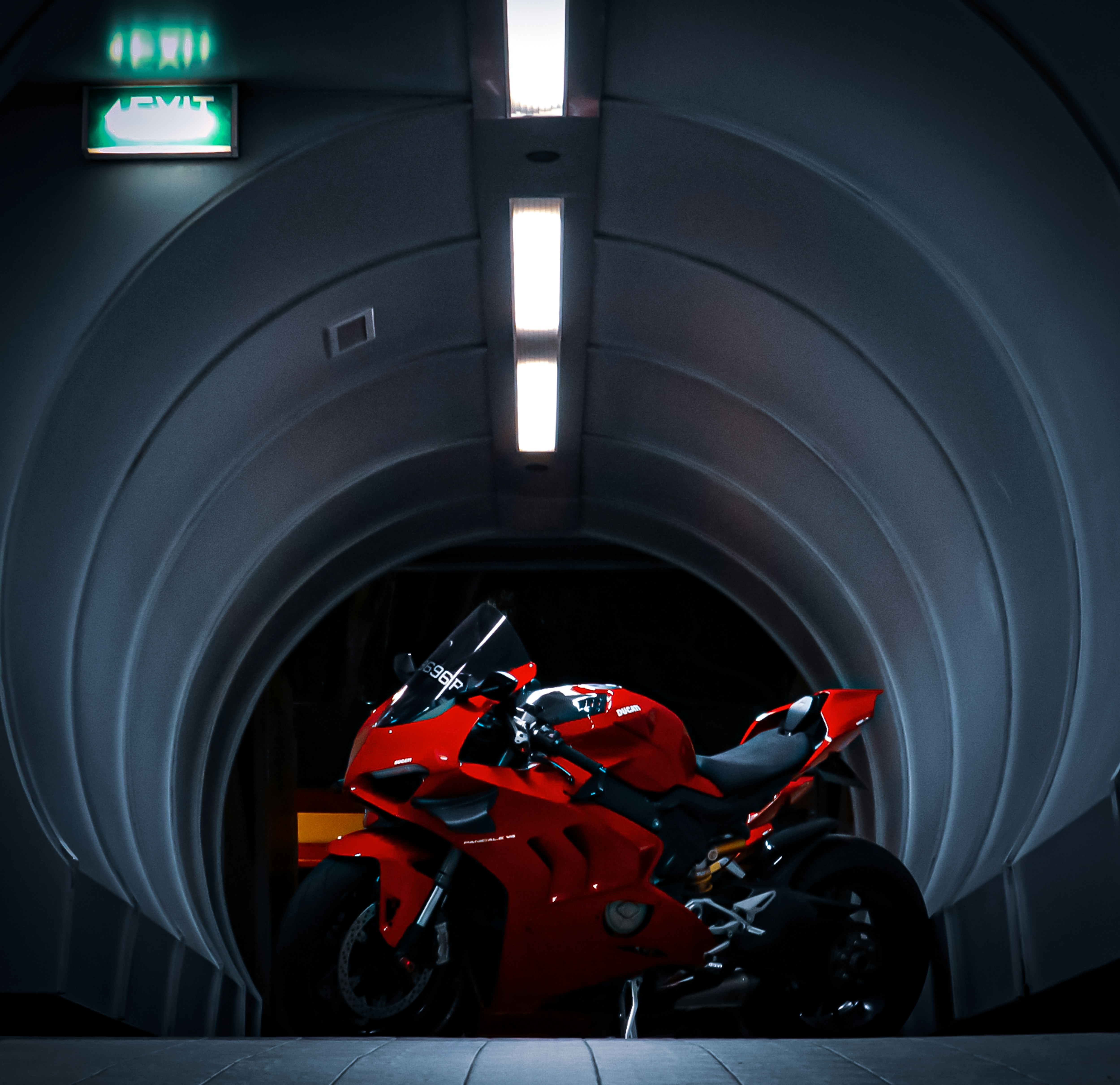 Aprendizaje por refuerzo con currículo autoajustable en carreras de superbikes