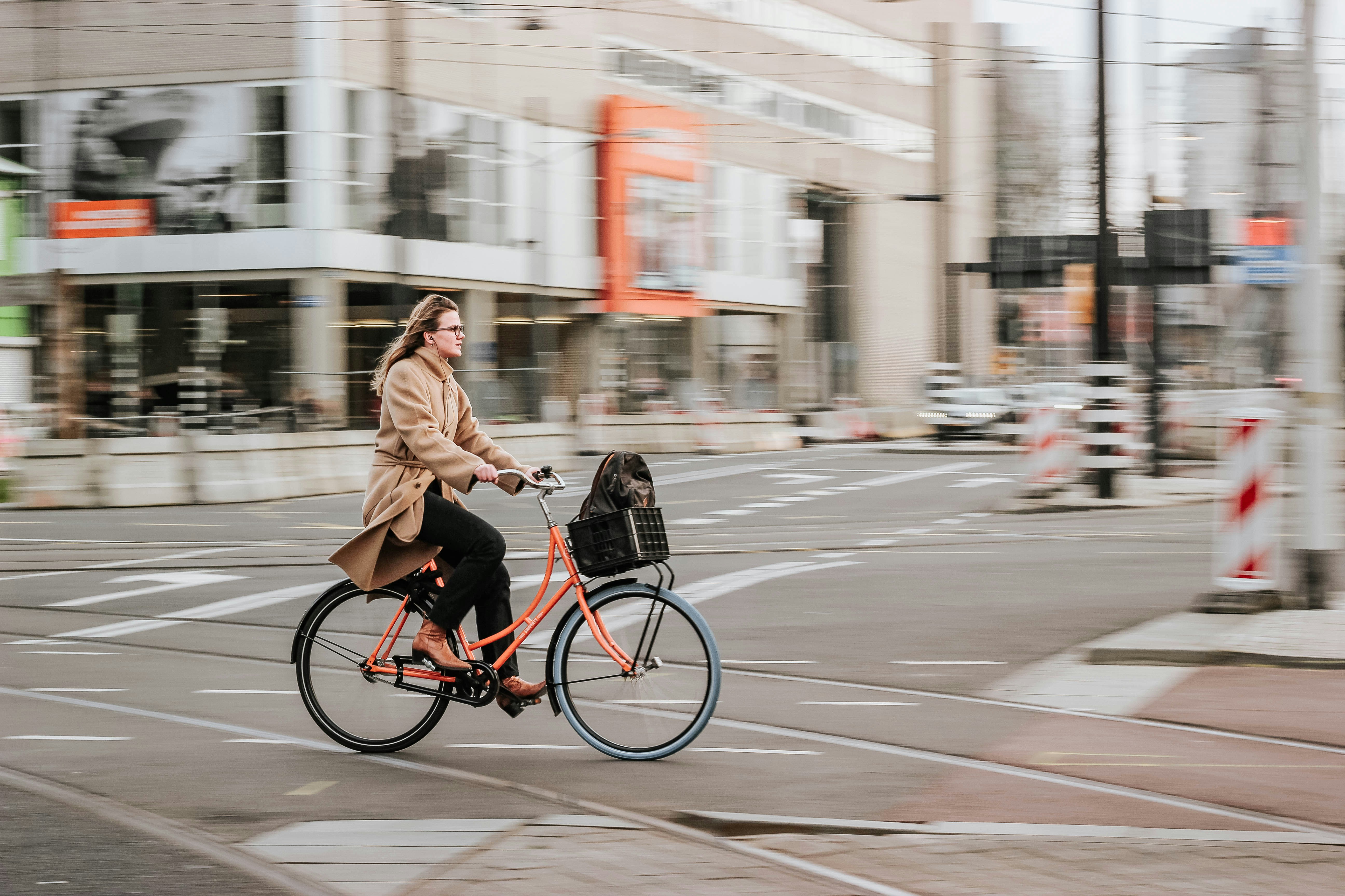 Reequilibrio totalmente dinámico en sistemas de bicicletas compartidas sin estaciones mediante aprendizaje por refuerzo profundo