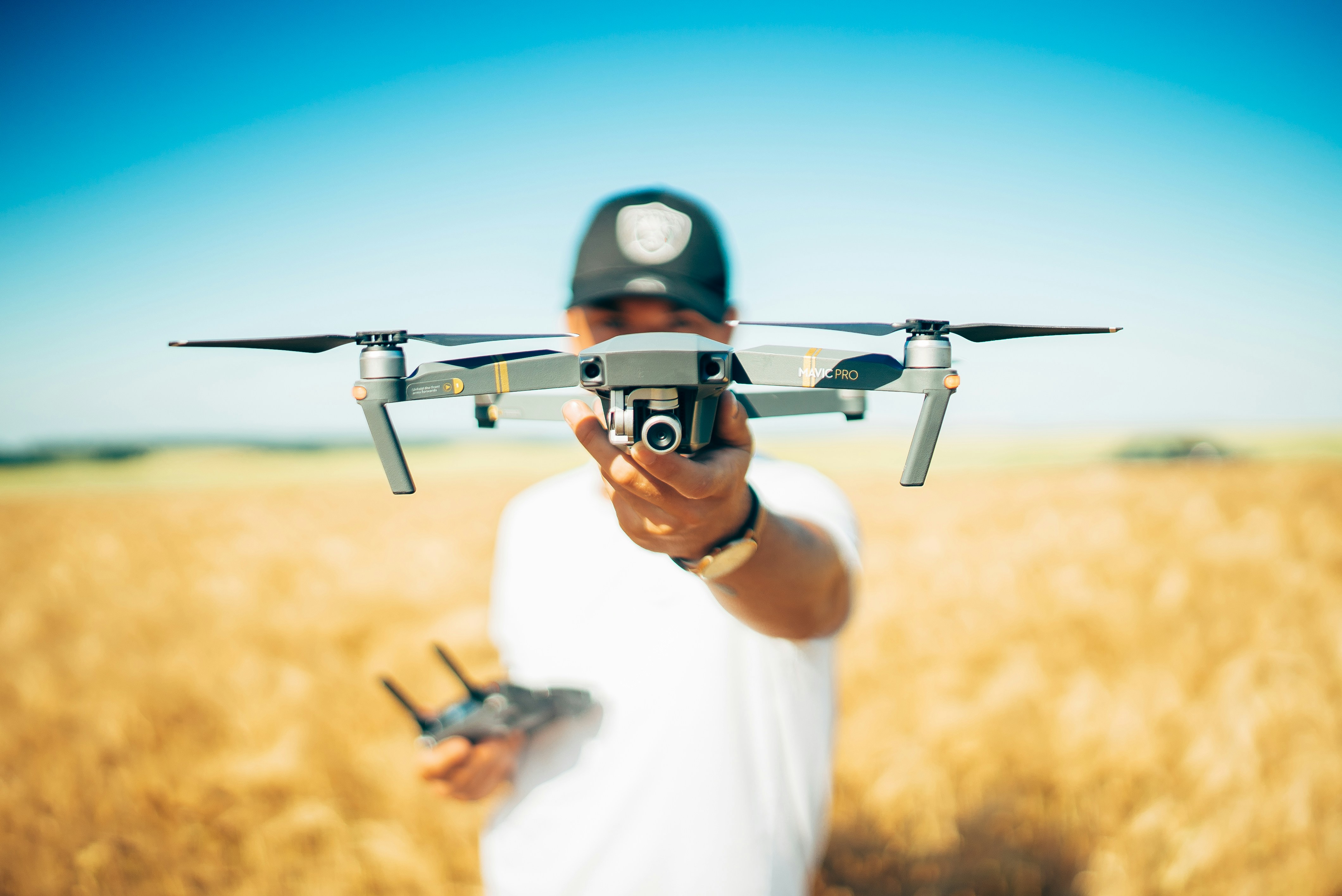 Aprendizaje por refuerzo robusto con currículo para UAV en entornos hostiles