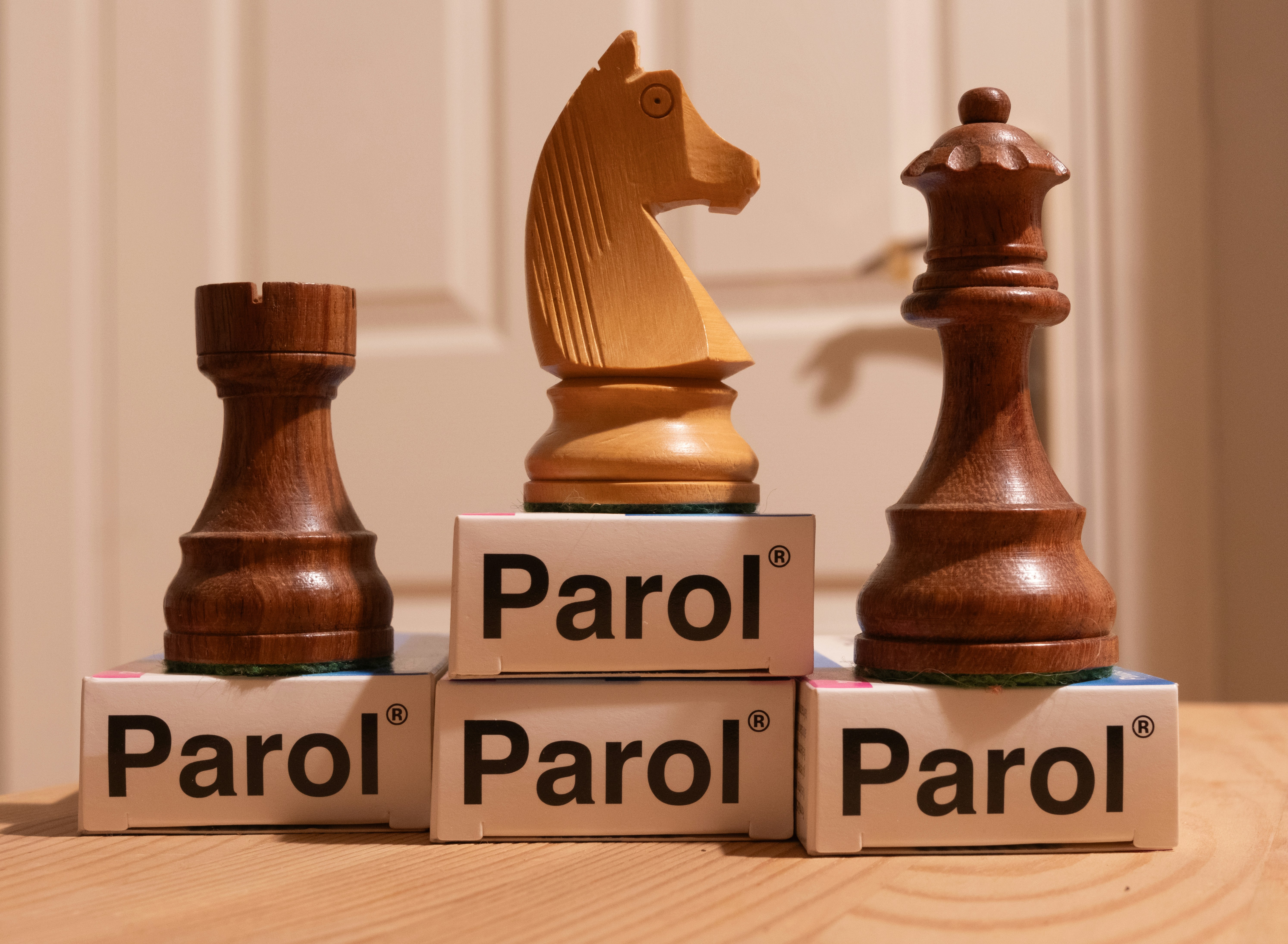 Arrepentimiento minimax-óptimo en juegos de Markov parcialmente observables