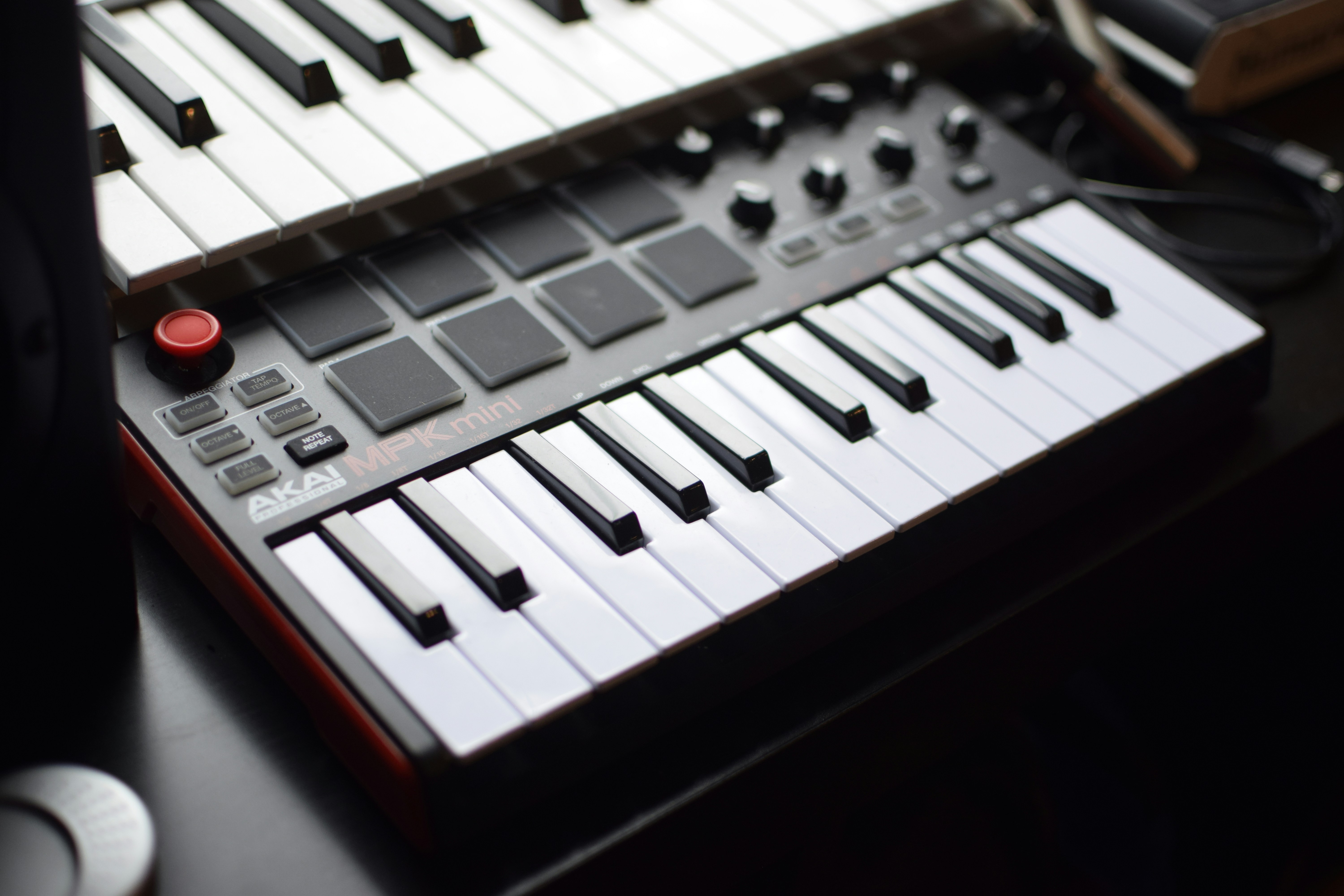 MiniLab 37: el controlador MIDI portátil perfecto