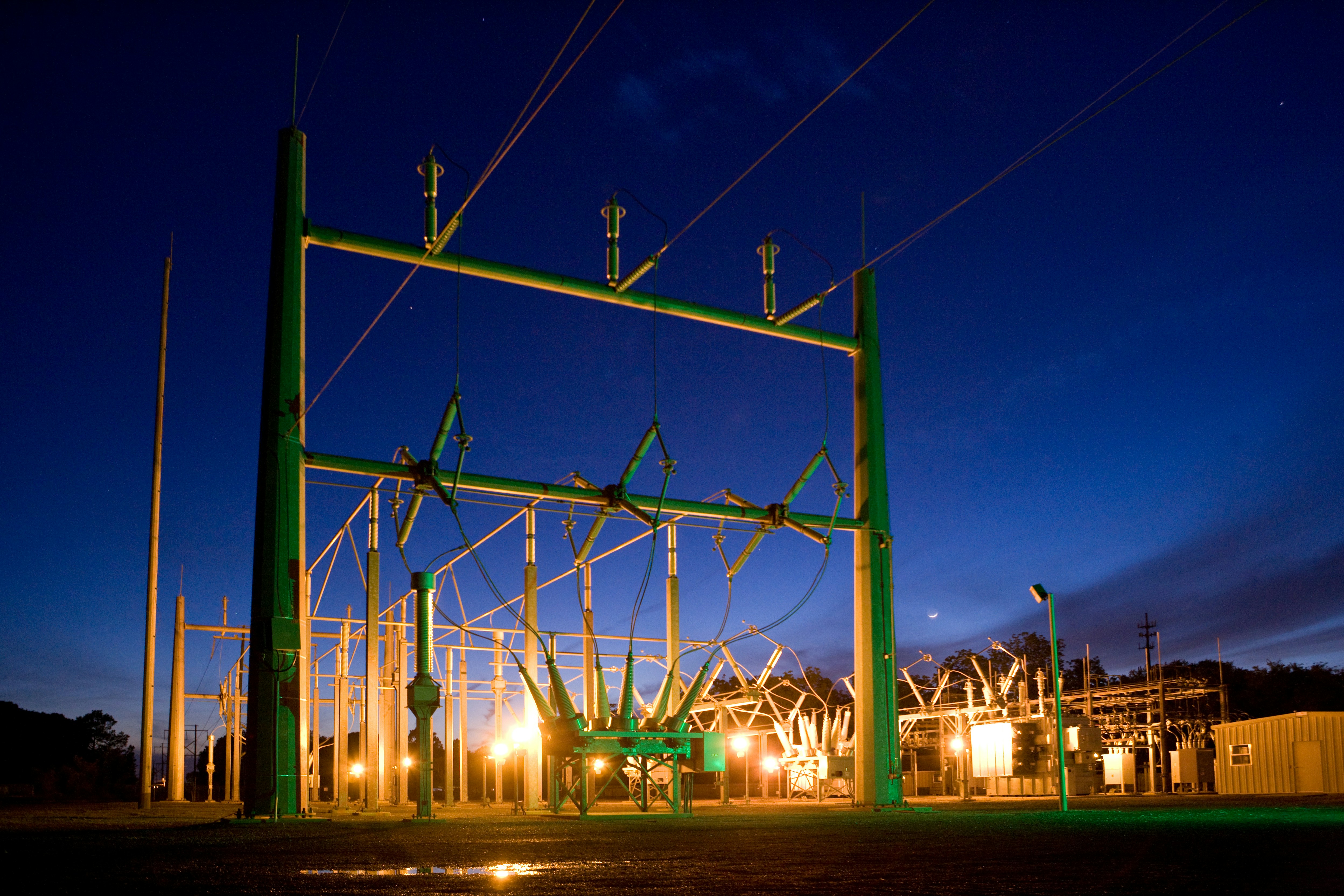 Atención estocástica mediante dinámica de Langevin en la energía moderna de Hopfield