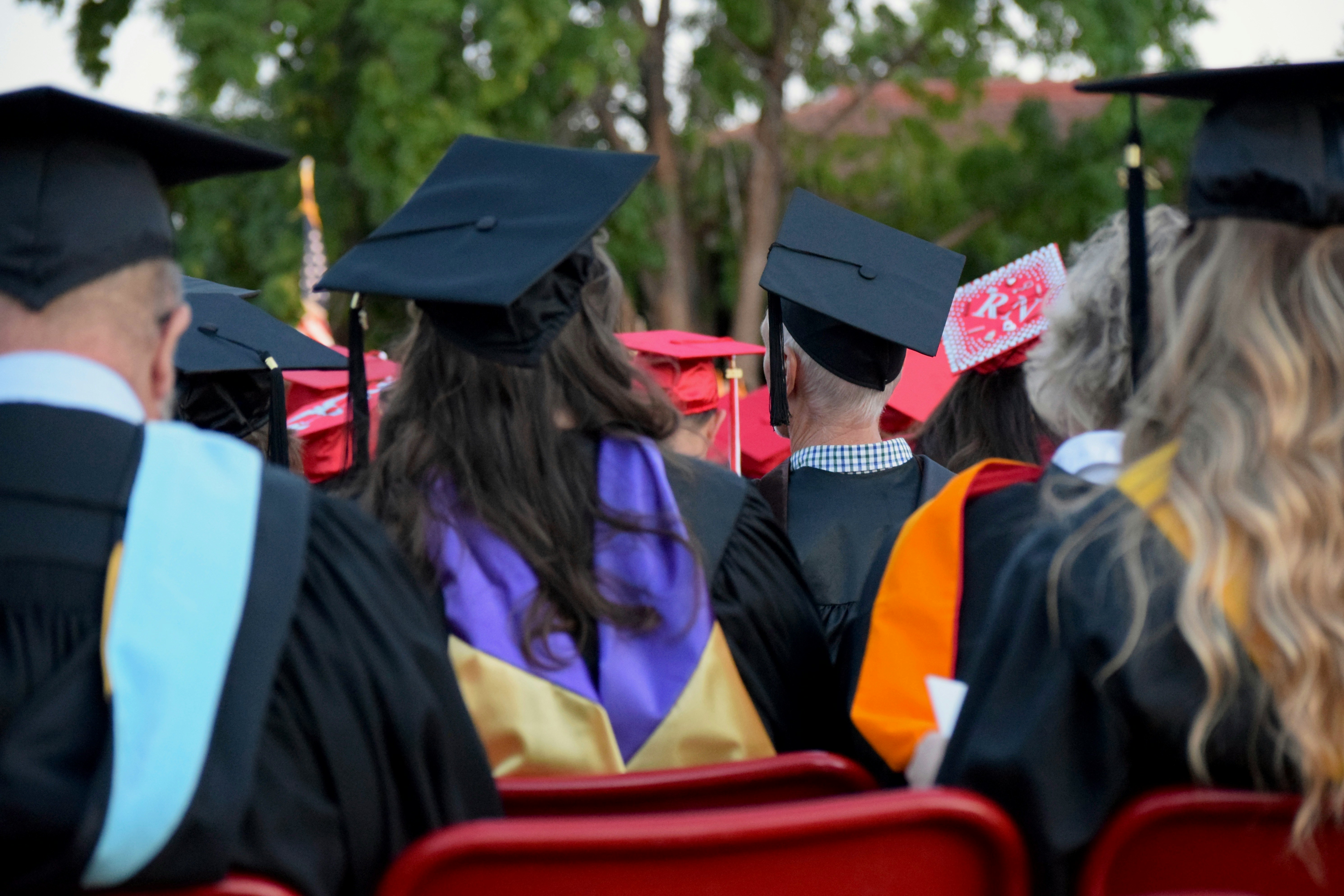 58% de titulados universitarios aún están buscando trabajo - aquí es cómo atraer y retener buscadores de empleo jóvenes