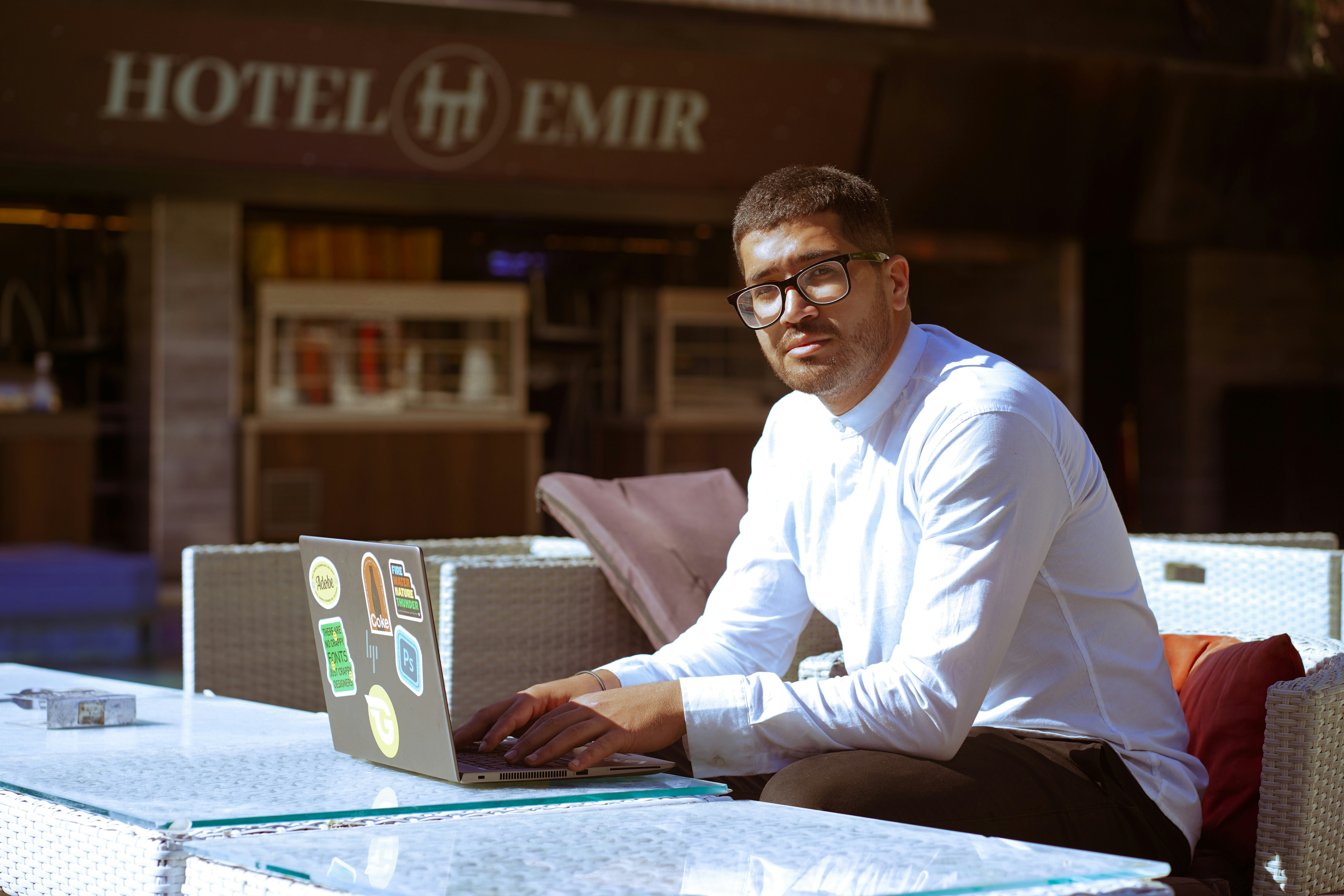 ¿Qué hotel recomienda la IA? Auditoría de señales en selección hotelera