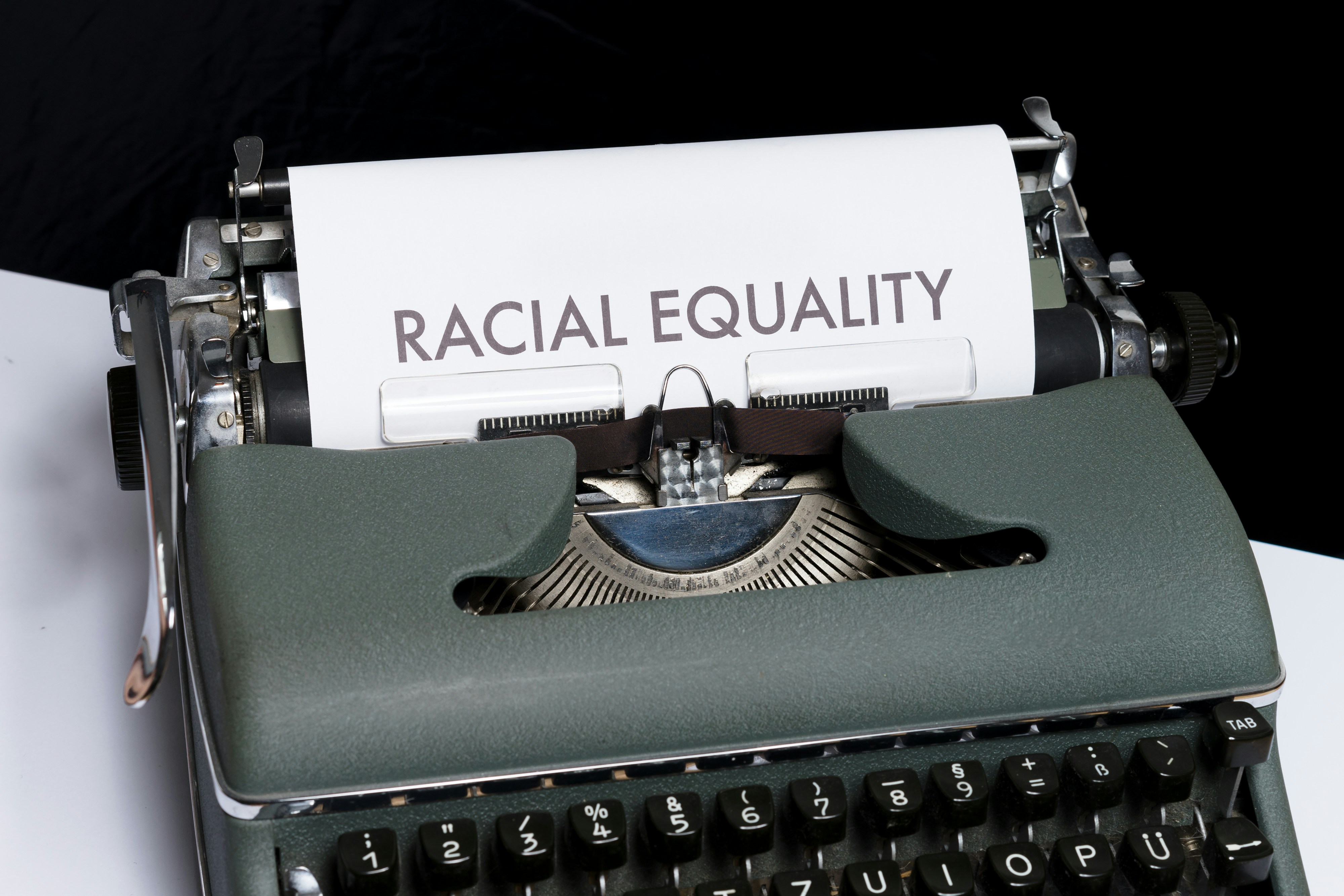 El trabajador modal: sesgos raciales y de género en personas generadas por IA