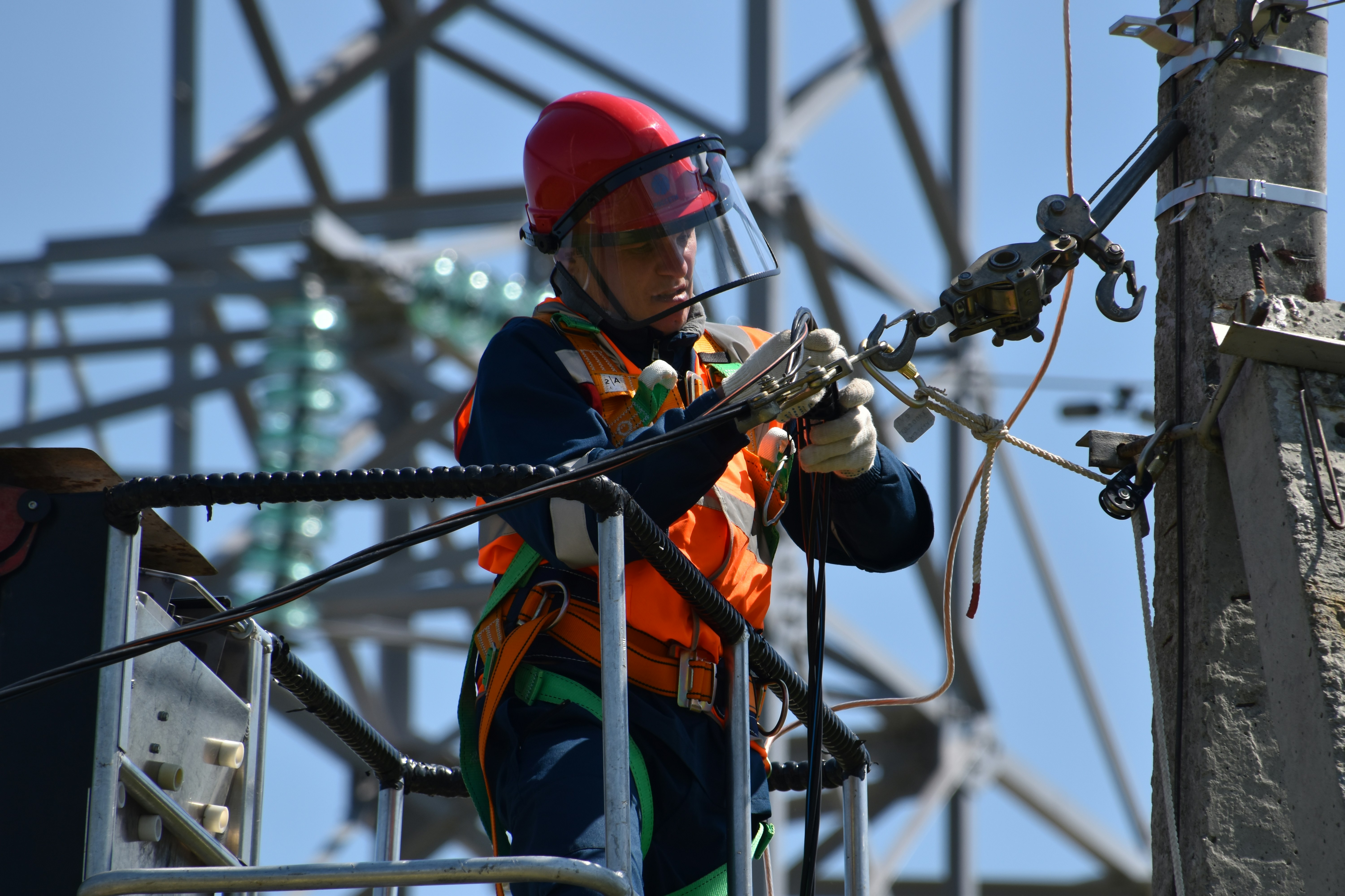 Los precios de la electricidad subieron un 76% en la red más grande de Estados Unidos, y un organismo de control está señalando con el dedo.