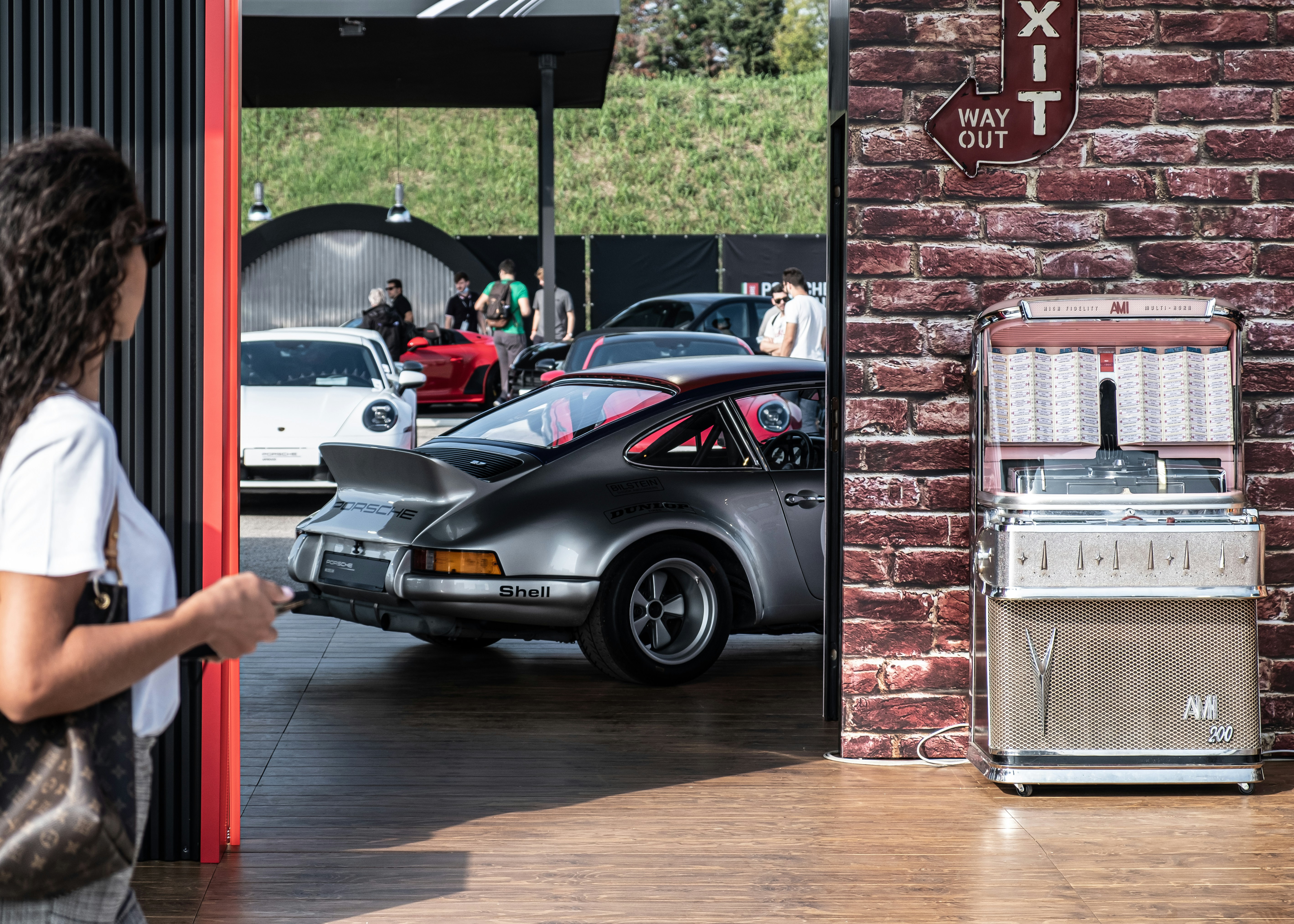 ¿Incluye la automatización de negocios de alquiler de coches paneles de control o informes?