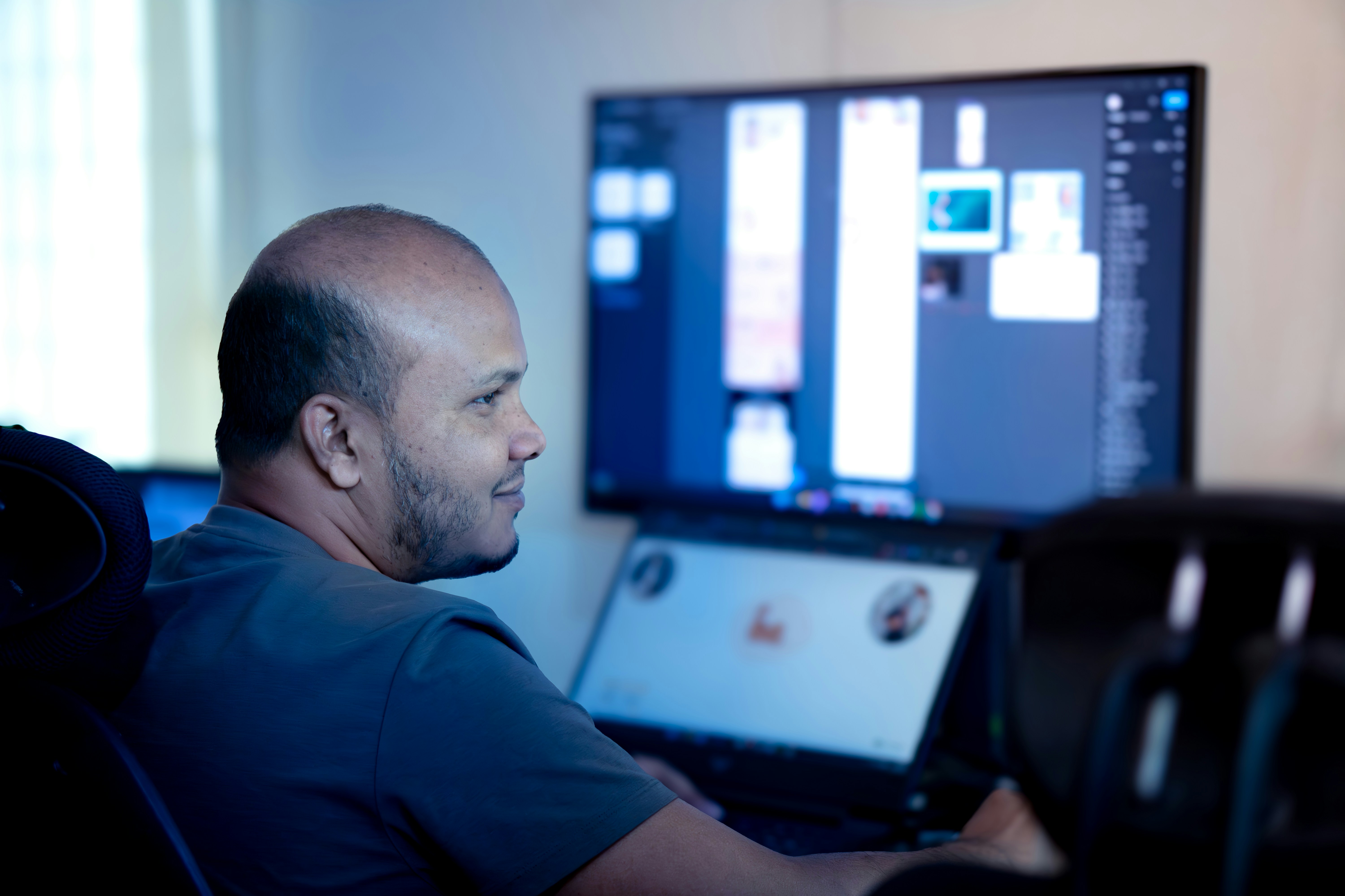 Automatización de flujos de trabajo con IA para trabajo remoto e híbrido