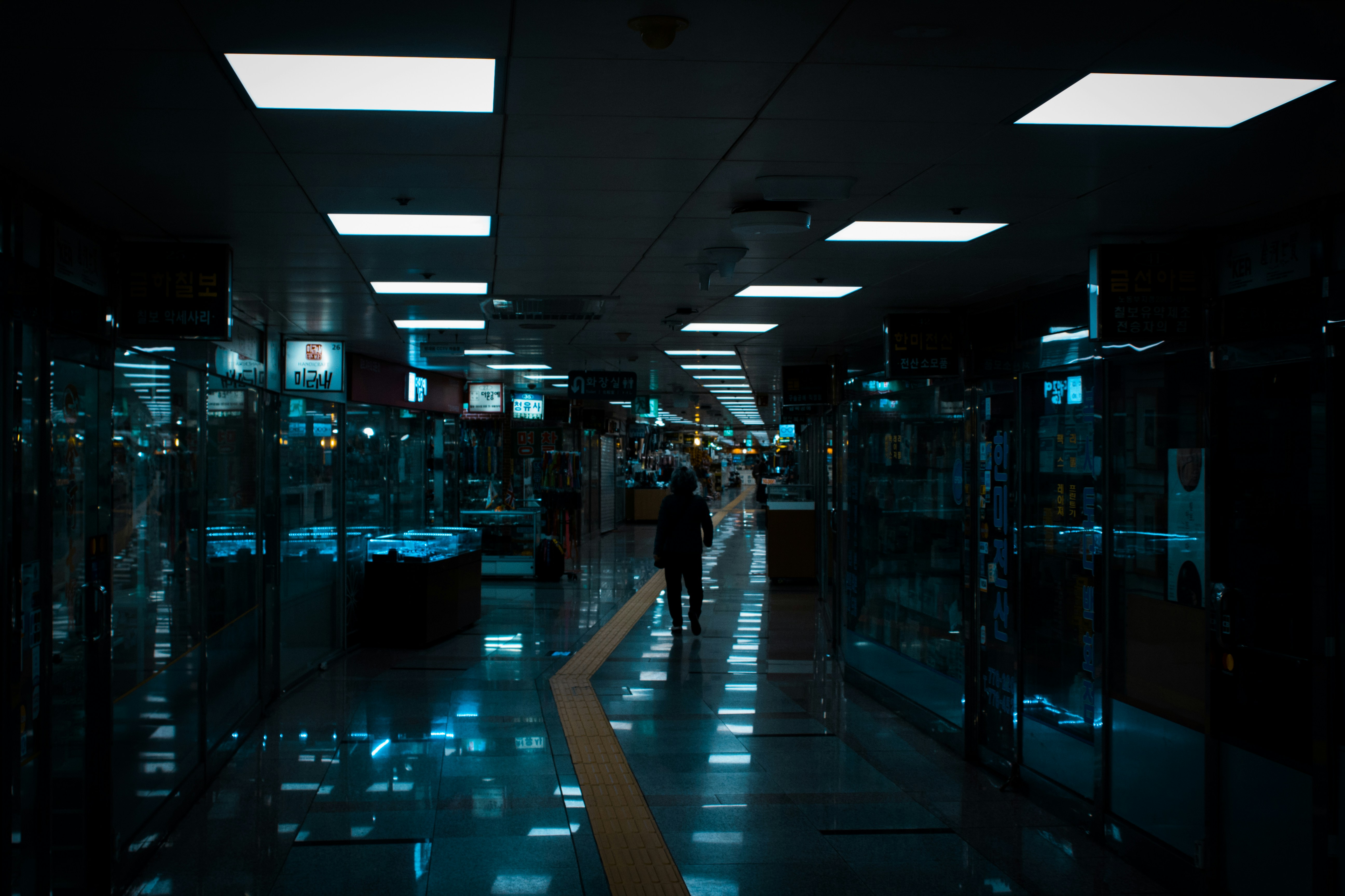 ¿Cómo automatizar la integración de datos entre tiendas y ERP protege la información confidencial?