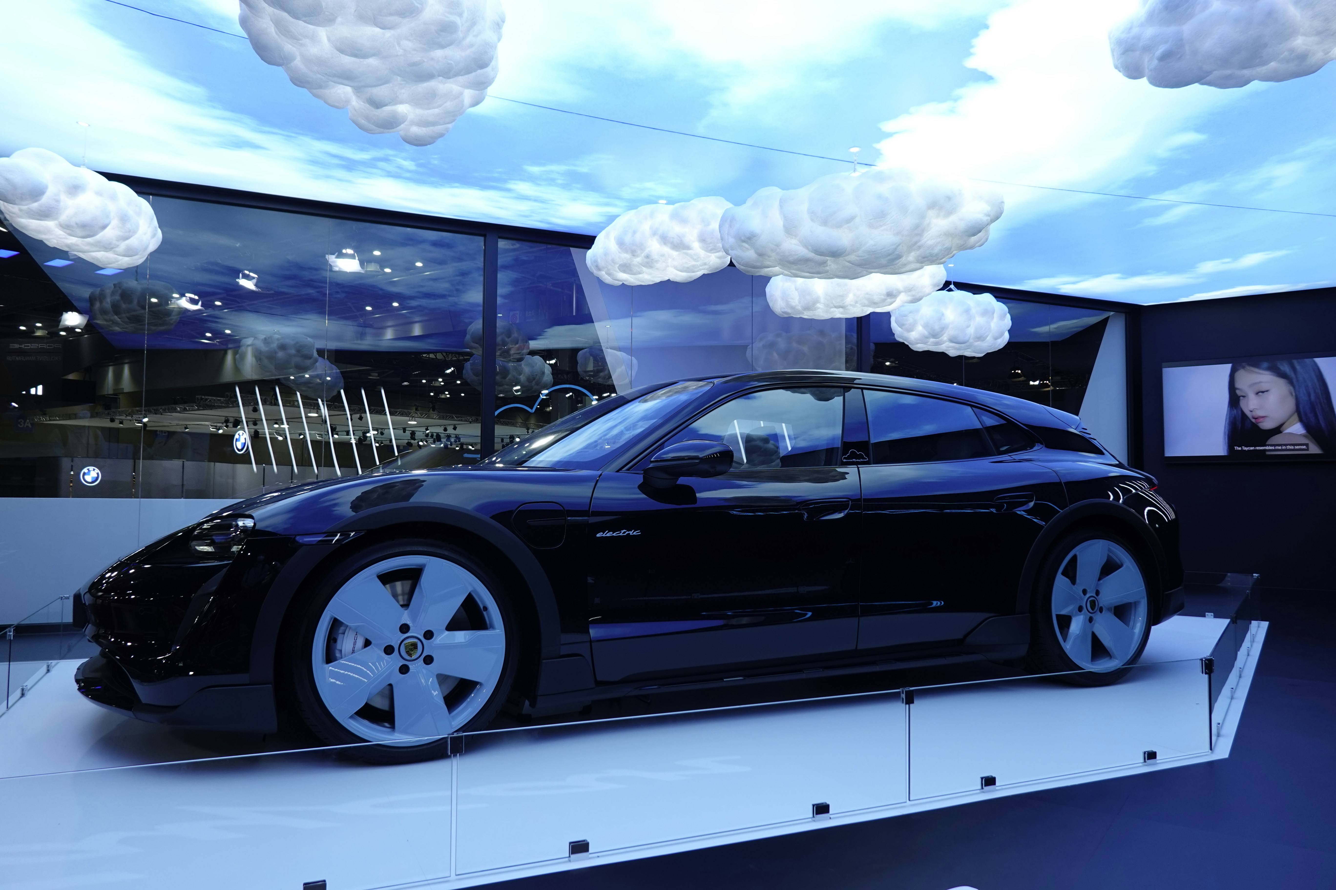 ¿Está disponible la automatización del negocio de alquiler de coches en varios idiomas?