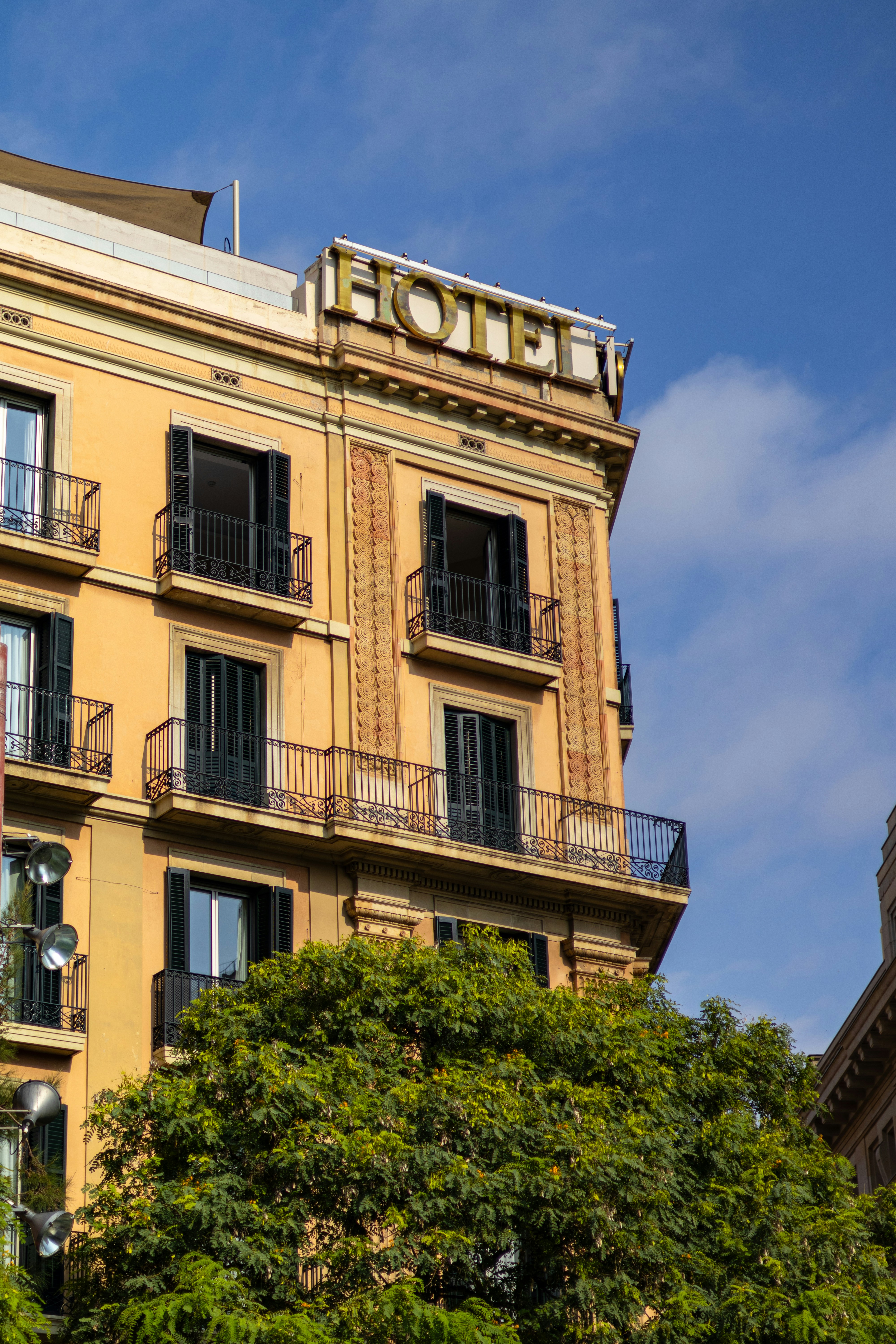 Cómo la automatización de IA mejora los procesos de hospitalidad para hoteles en Barcelona