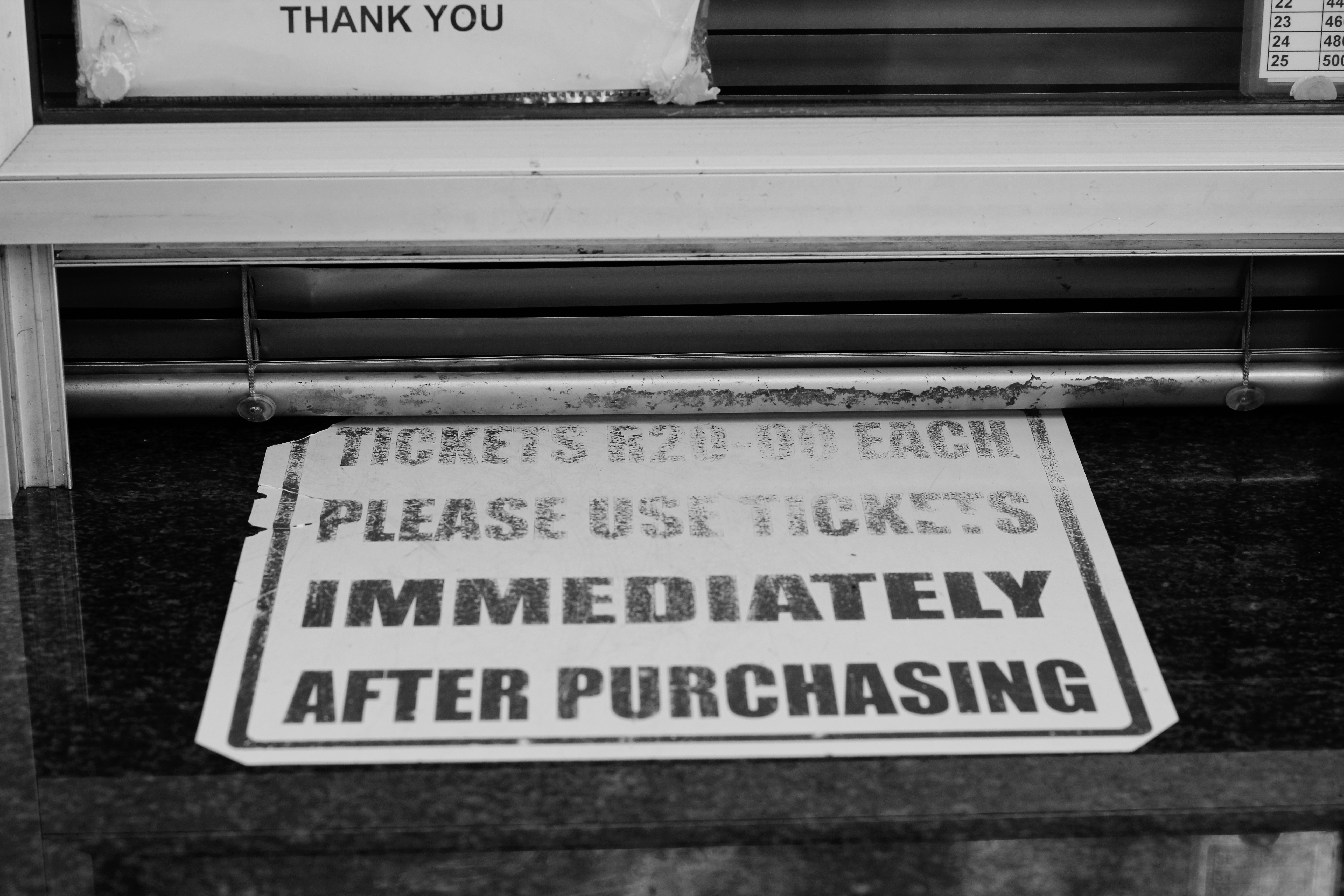 ¿Cómo se pueden automatizar los tickets de TI desde el correo electrónico sin interrumpir las operaciones?