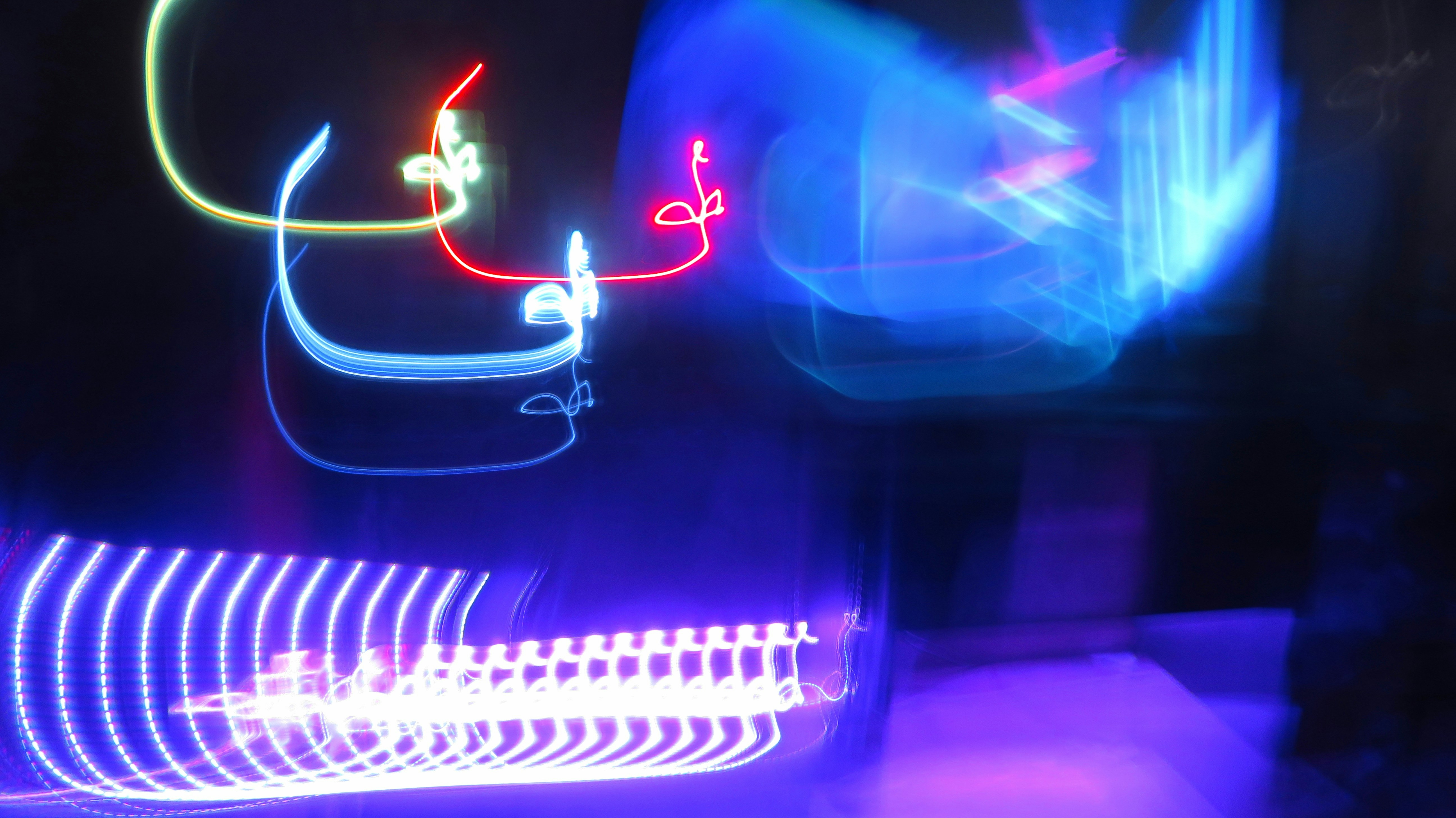 Caracterización avanzada del dispositivo electroluminiscente a través de la espectroscopia impedancia multifrecuencia y aprendizaje automático