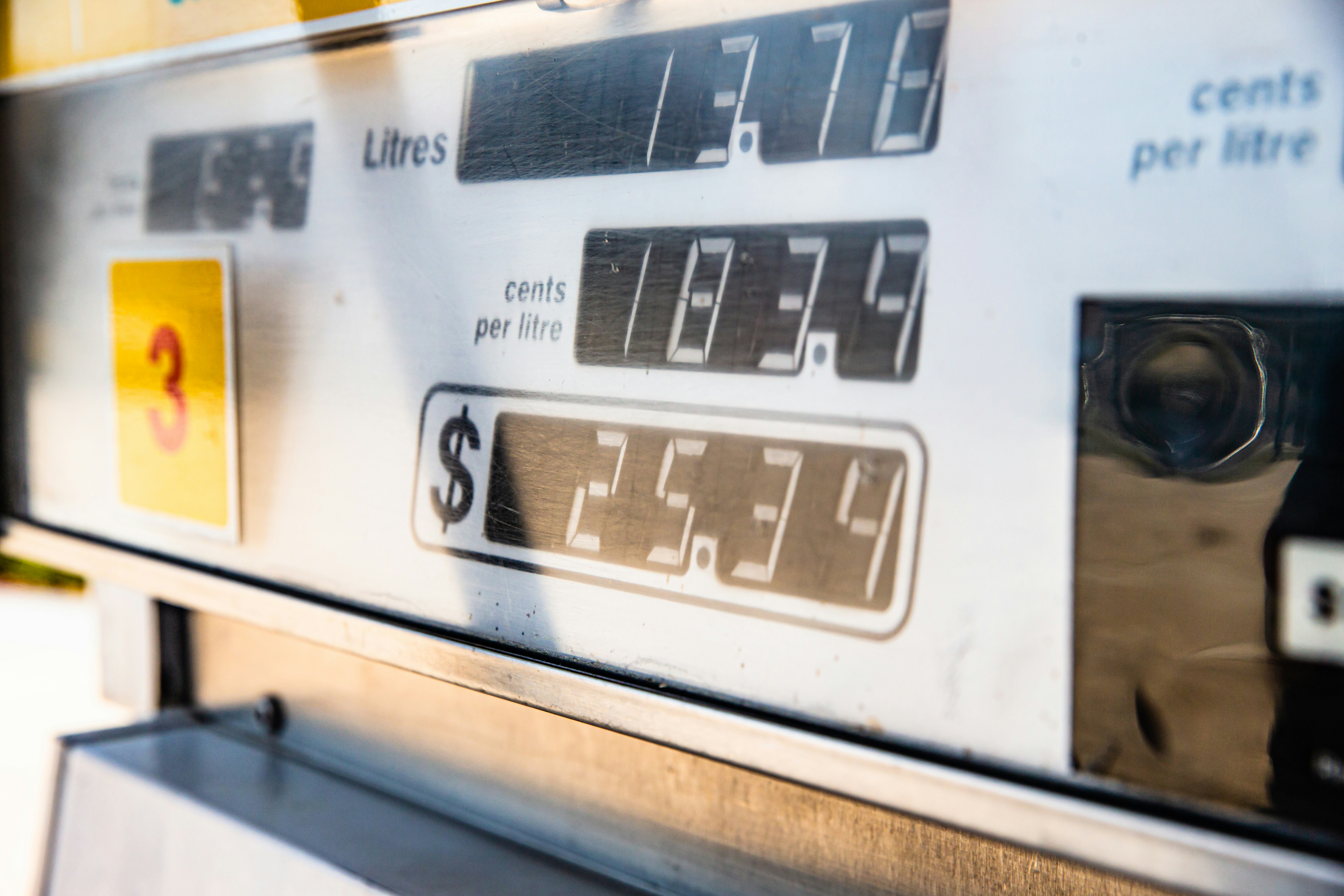 Gasolina baja tercera semana: alivio para empresas y viajeros