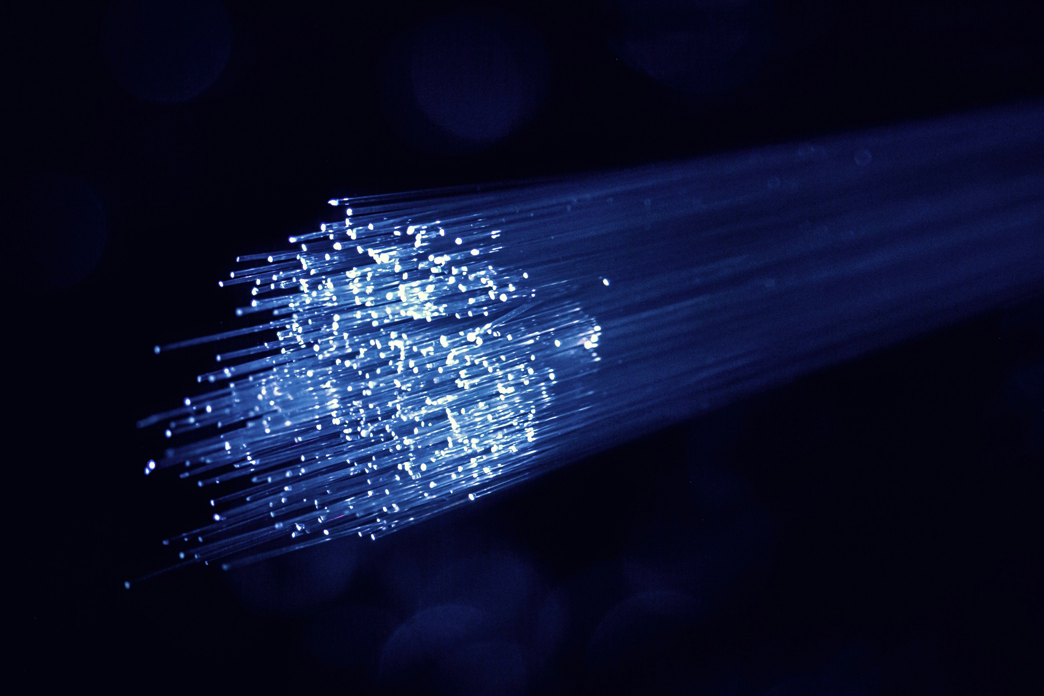 Benchmark para detección acústica distribuida con OTDR y Sagnac