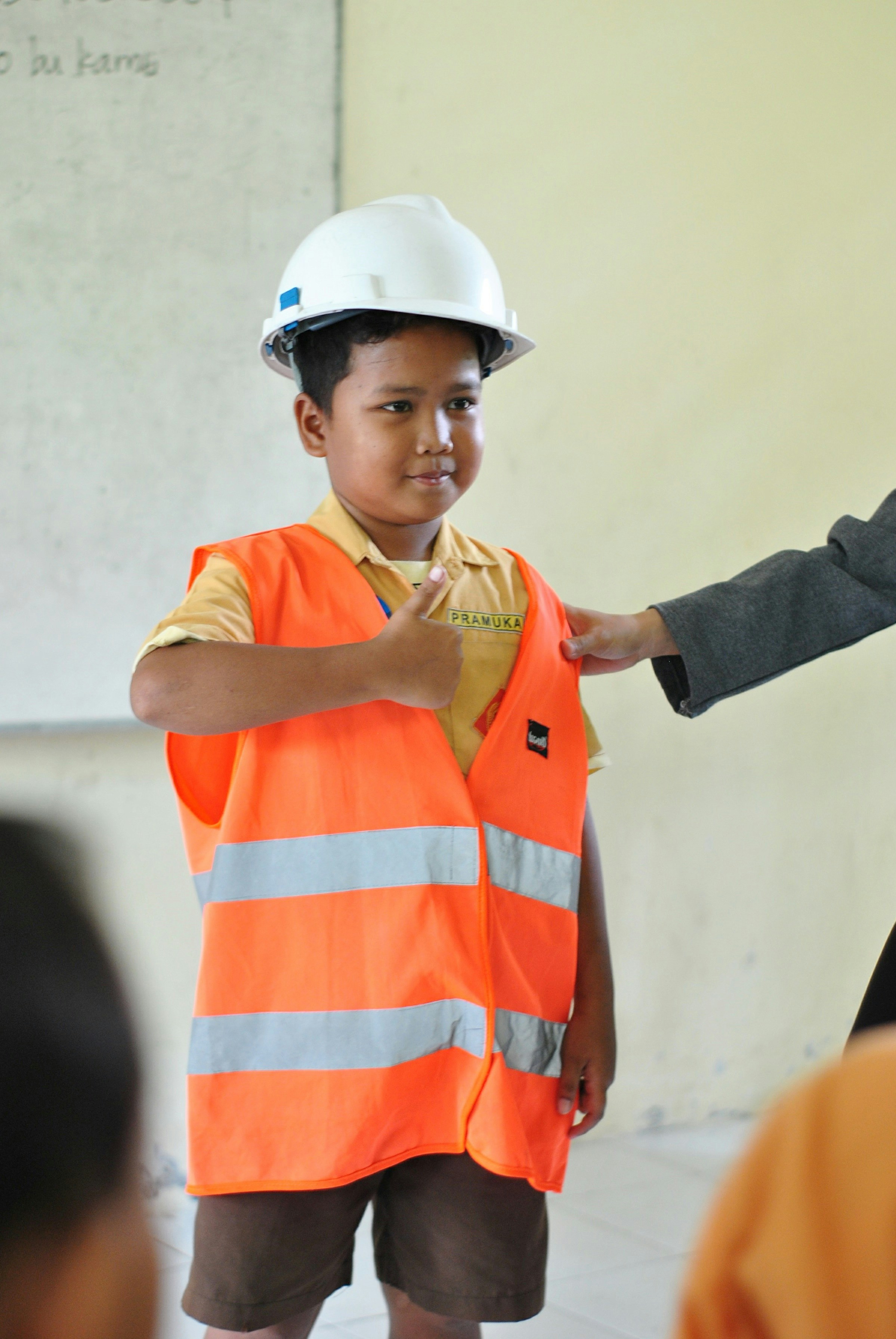 Blindaje basado en contratos para aprendizaje por refuerzo multiagente seguro