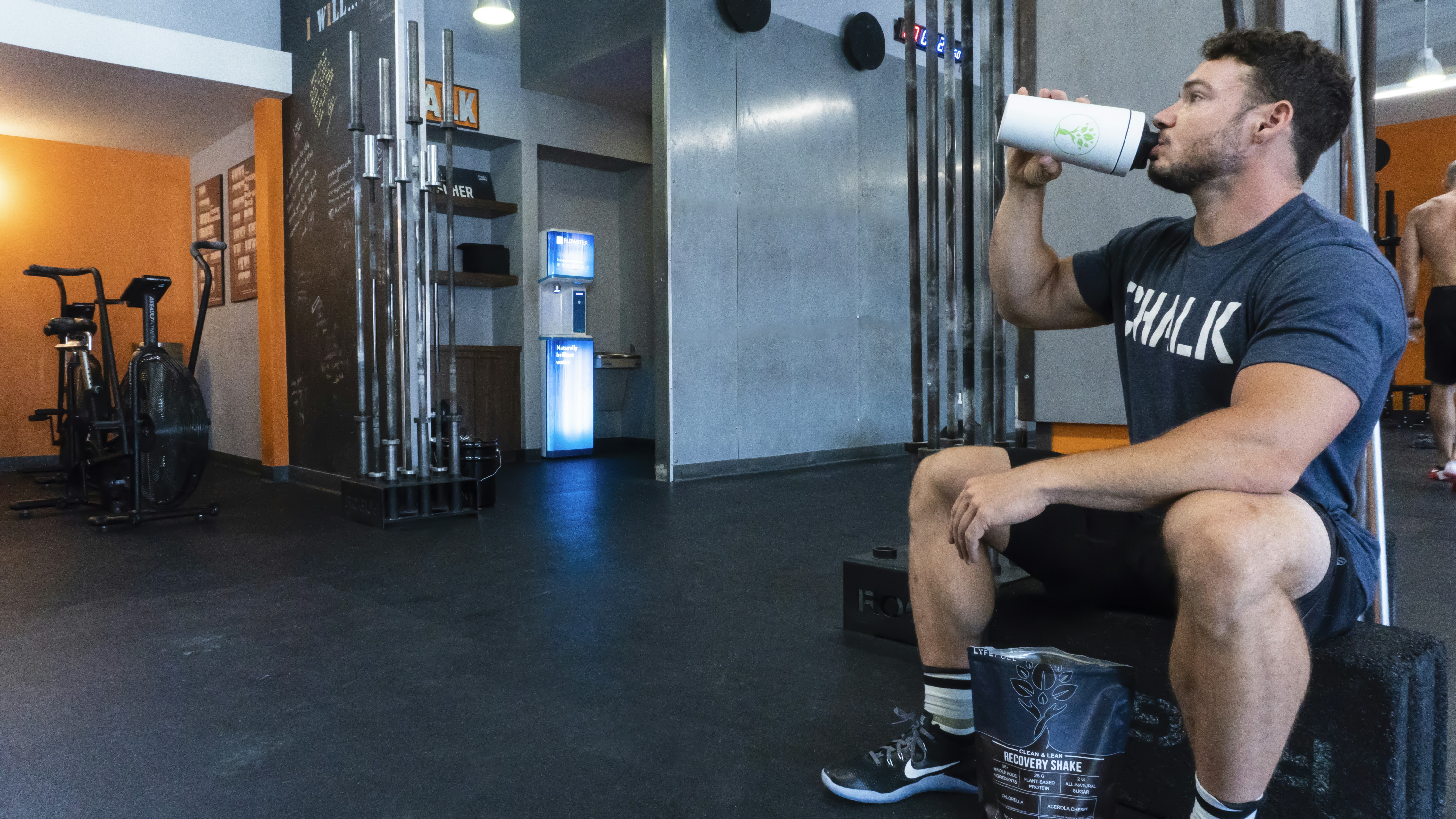 BOOST: Marco de entrenamiento escalable optimizado para cuellos de botella para modelos de lenguaje grandes de bajo rango