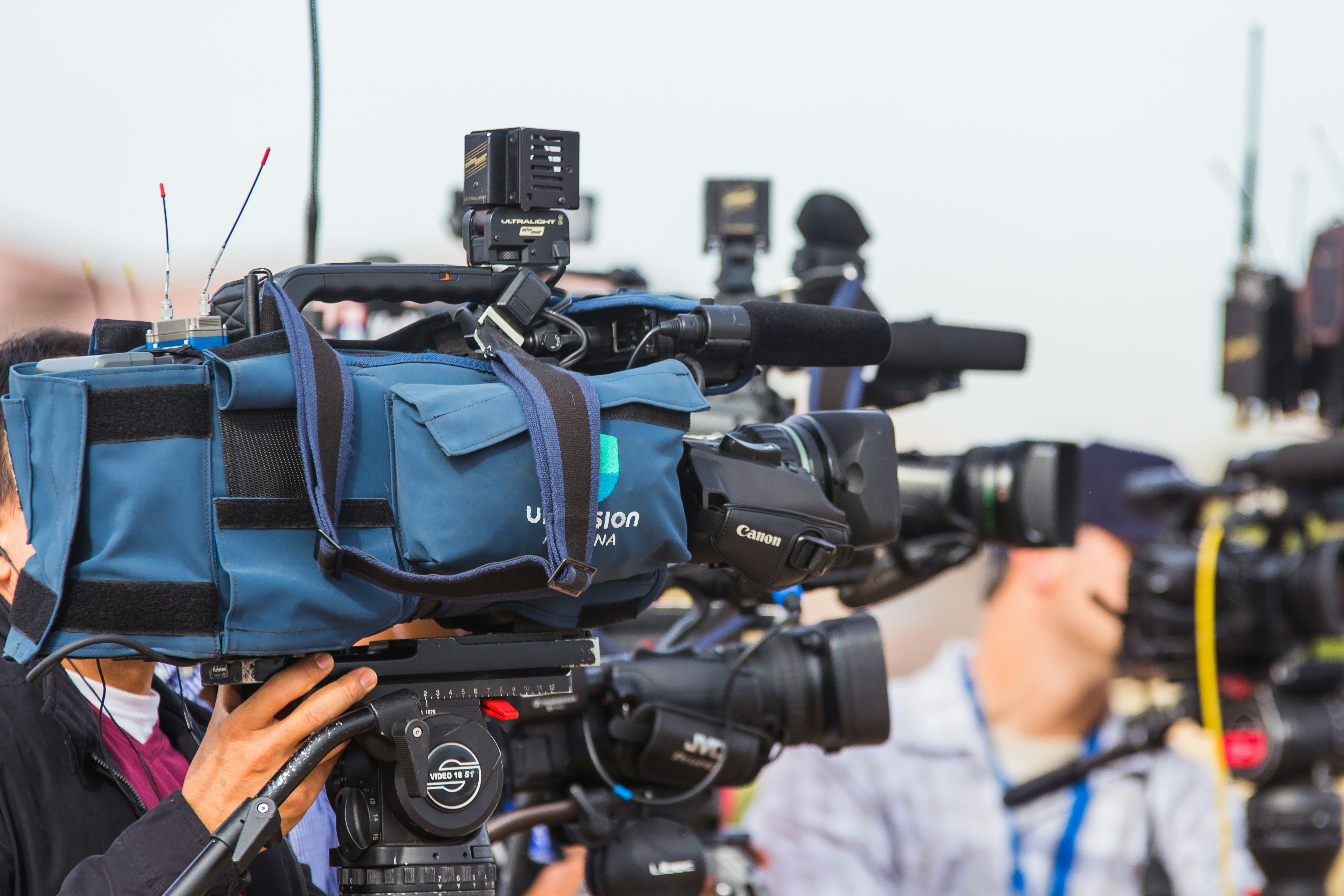 Cómo construir una lista de medios como un periodista público (sin pagarlo)